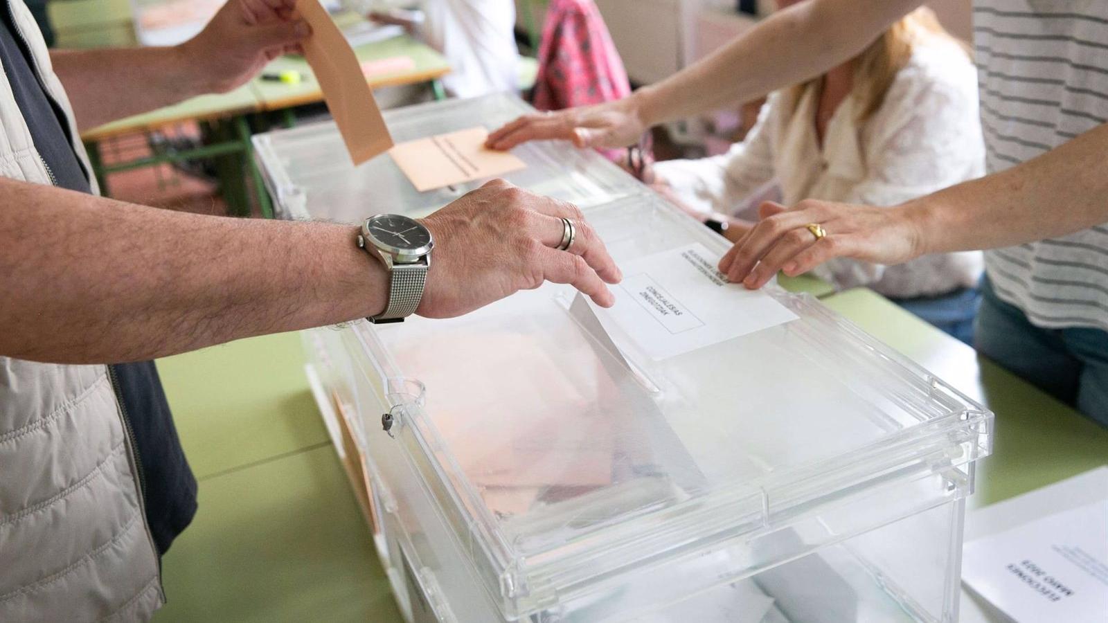 El Ayuntamiento de Coslada prepara los colegios para el 23J comprando 90 ventiladores y el PP defiende que la idea es suya