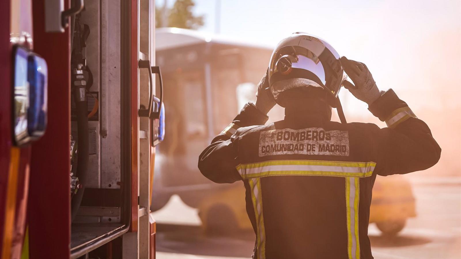 Tres intoxicados leves por humo en un incendio originado en una vivienda de Coslada