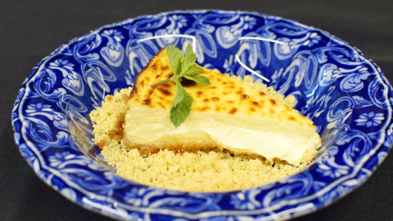 El cocinero Carlos Sierra gana el concurso para elegir la mejor tarta de queso de Madrid