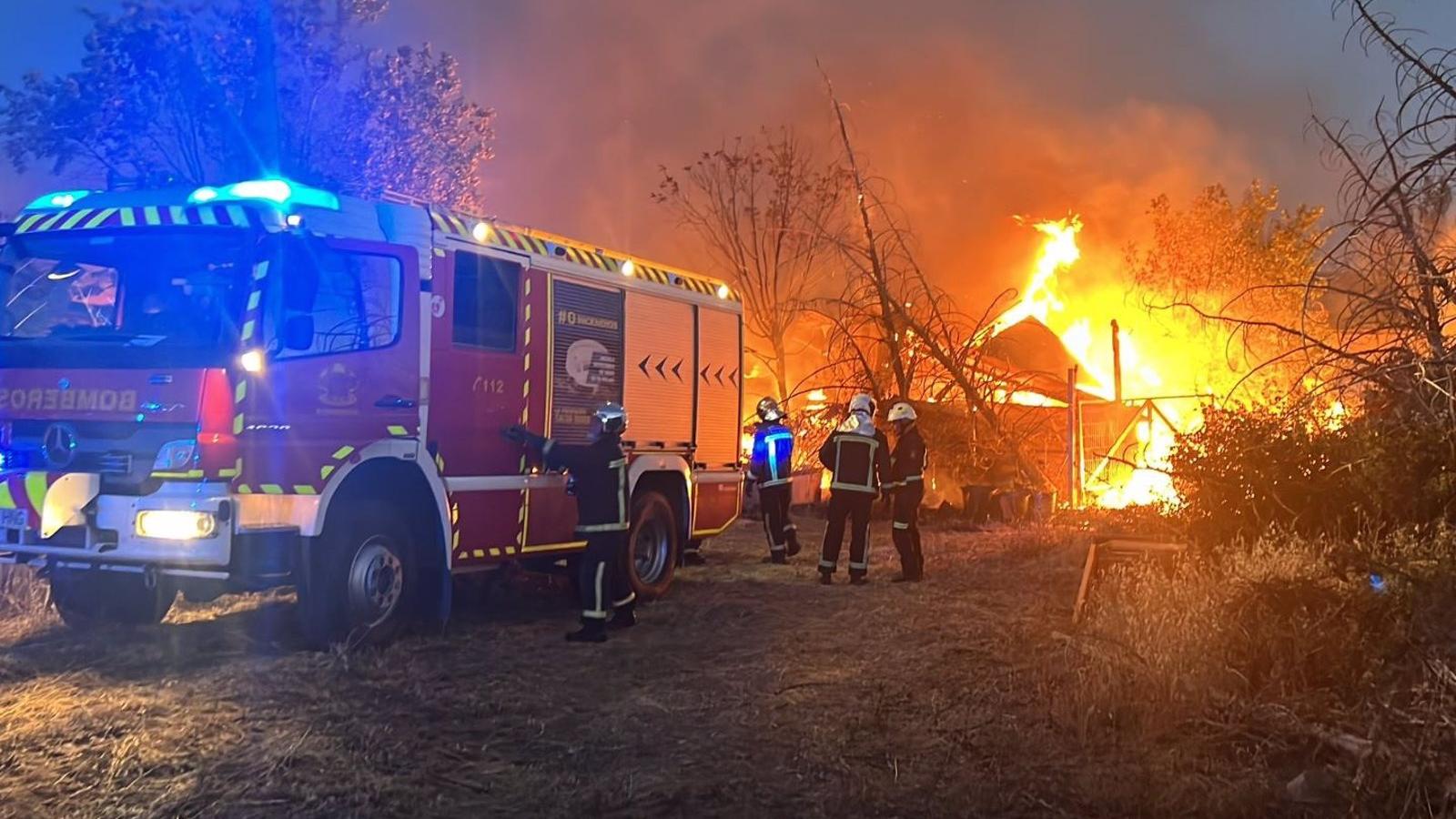  Un intoxicado leve por inhalación de humo tras arder tres naves agrícolas en Villanueva de Perales