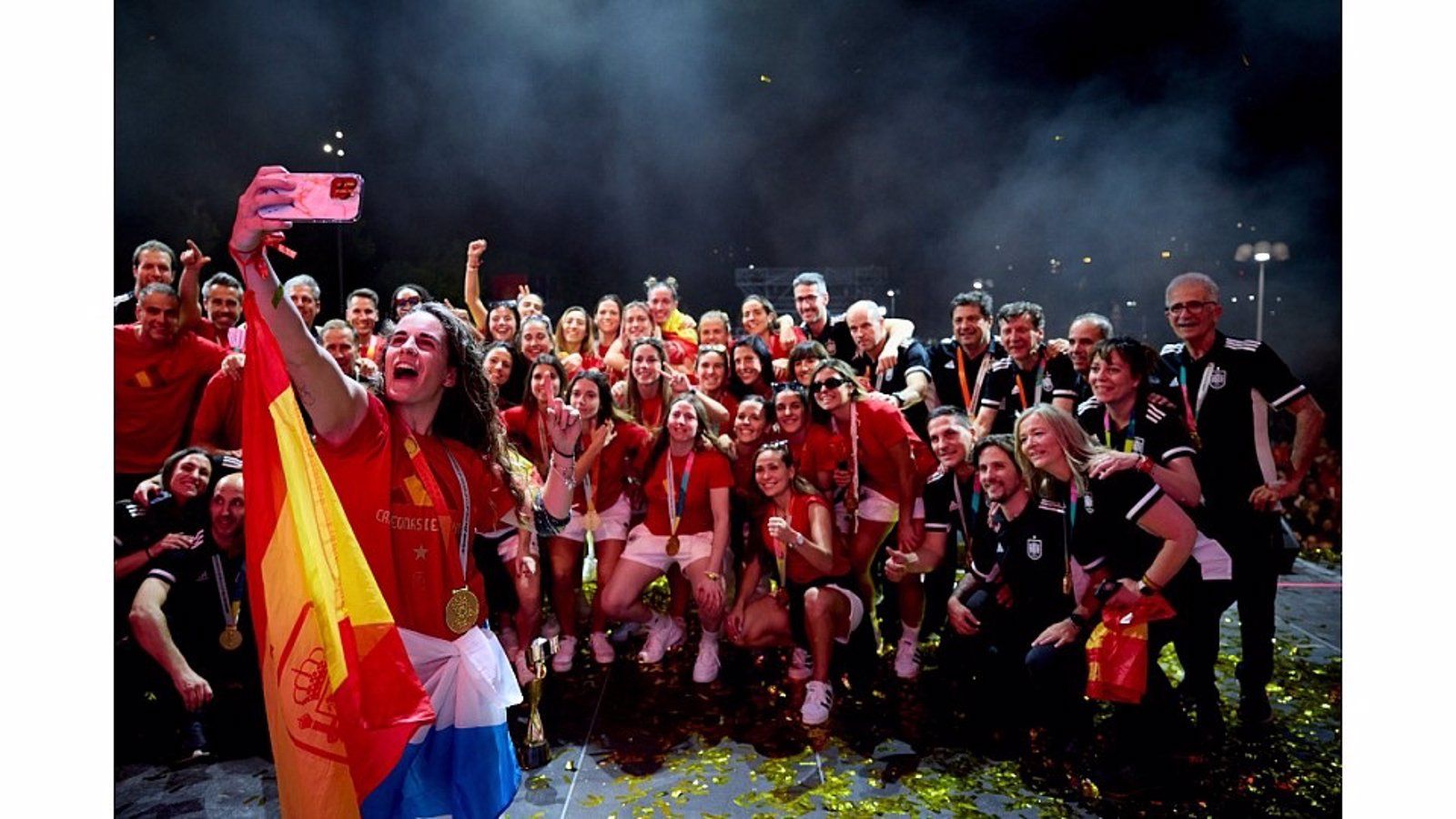 La selección española celebra en Madrid su histórico Mundial en una gran fiesta con miles de personas