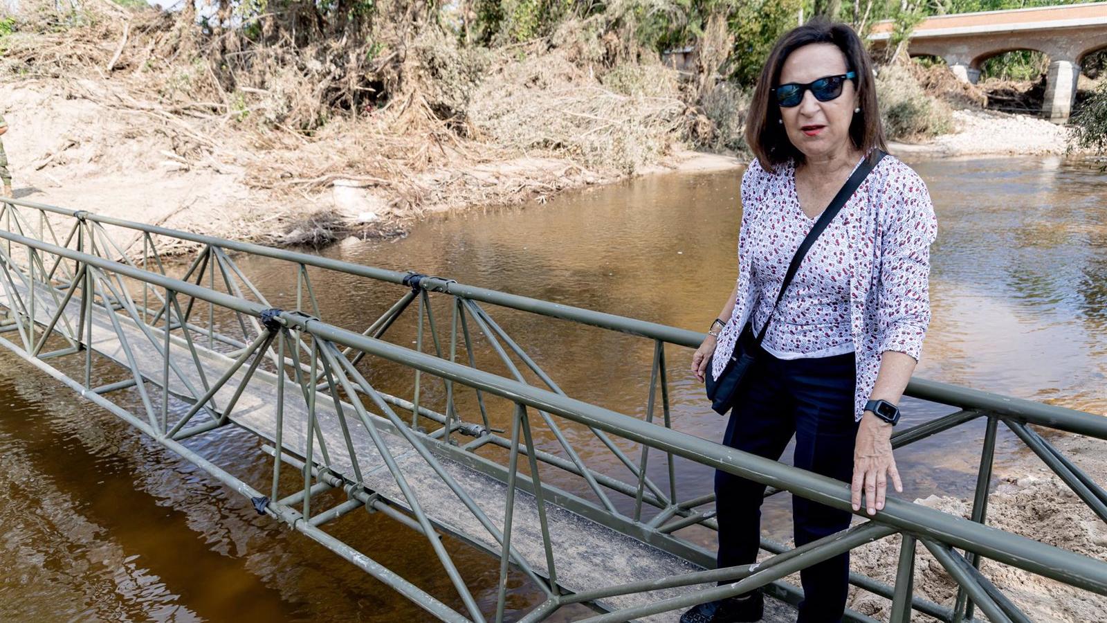 Robles visita a la Brigada Paracaidista y a la UME en Aldea del Fresno por la DANA