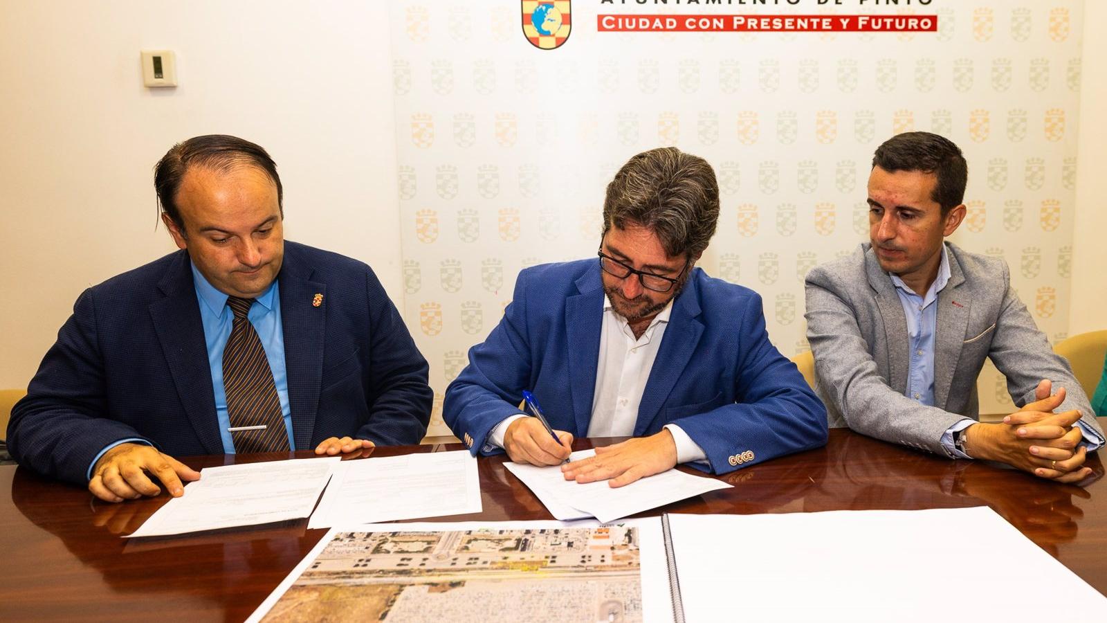 El alcalde de Pinto firma la cesión de tres parcelas municipales a ADIF para la construcción del apeadero de La Tenería