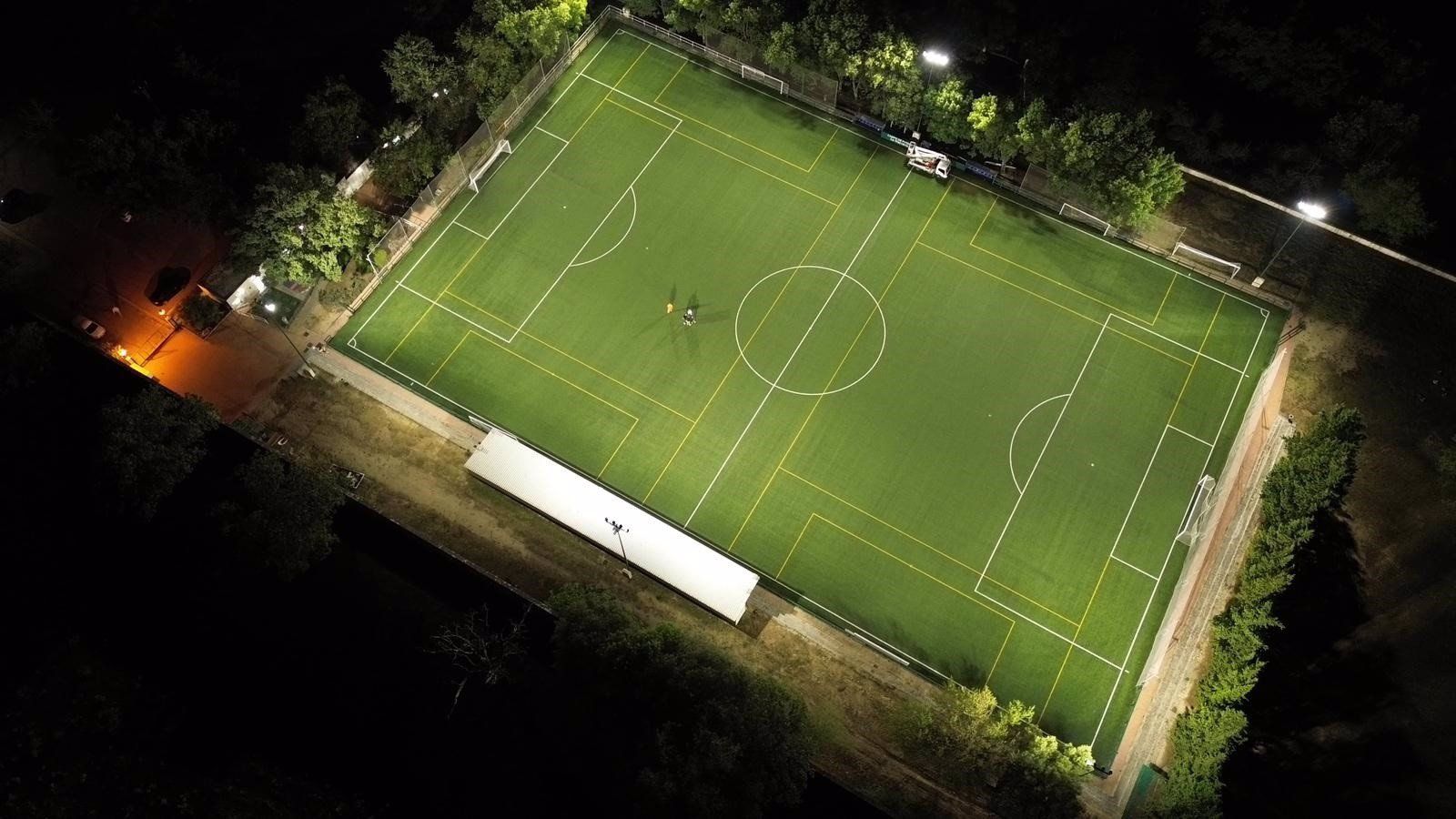 El campo de fútbol de La Herrería de San Lorenzo estrena la temporada con nueva iluminación