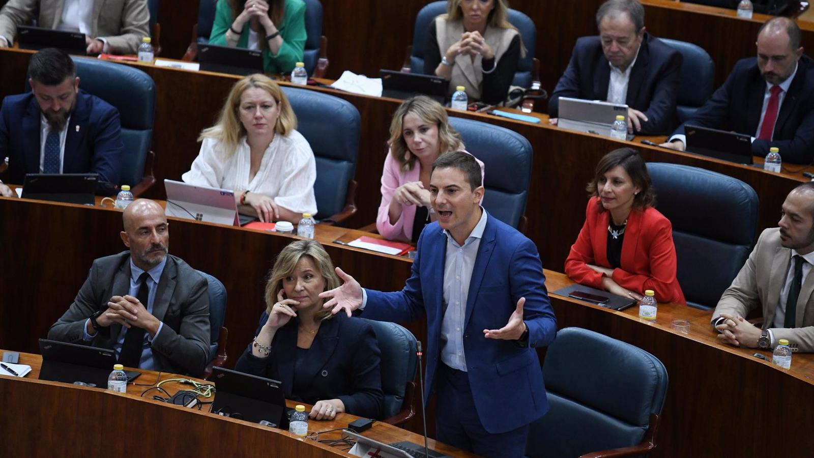 Lobato dice escuchar las críticas de González y Guerra pero cree que es el momento de Sánchez