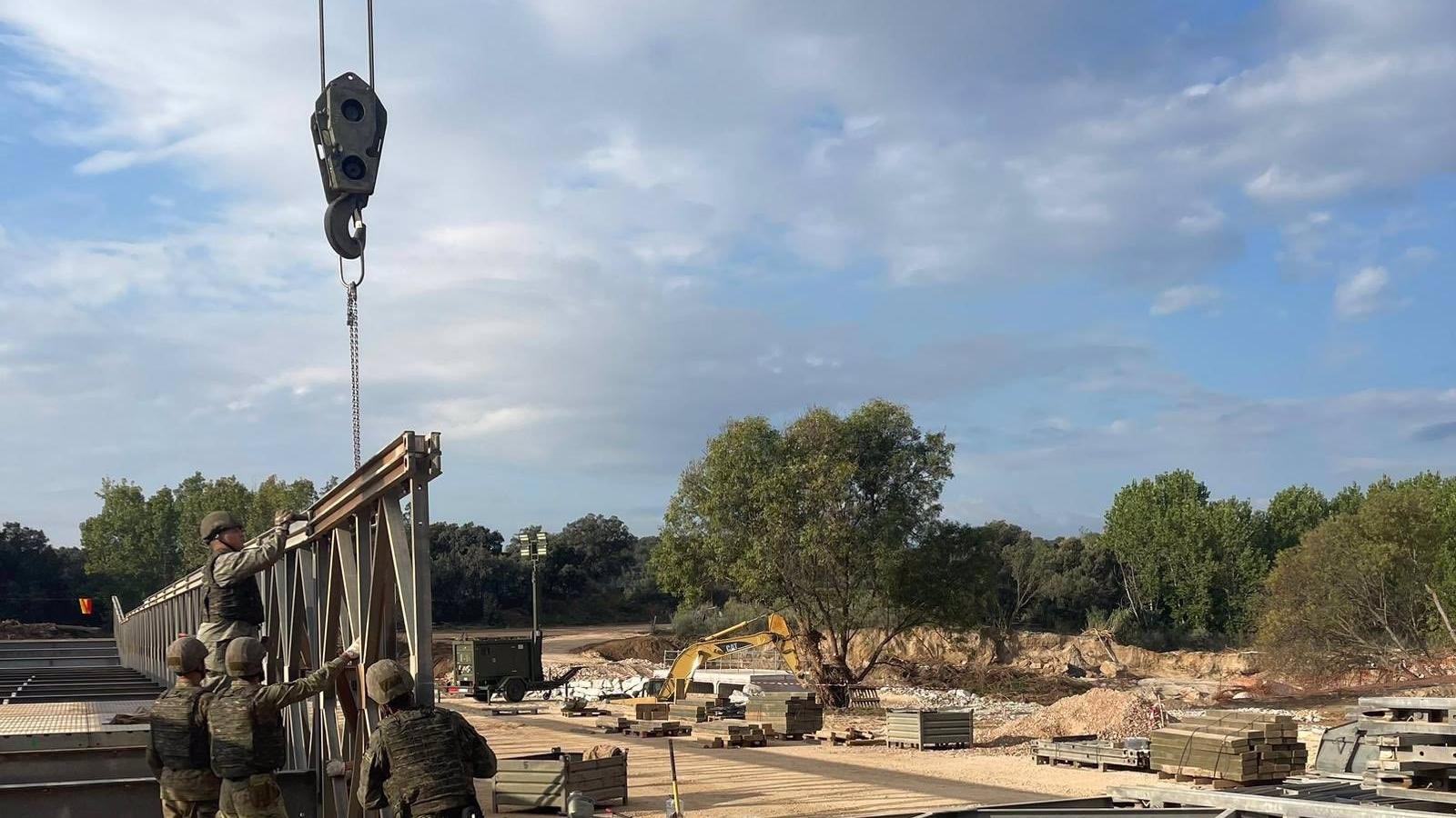 Defensa espera que el puente que instalan los militares entre Aldea del Fresno y Villamanta esté listo el martes