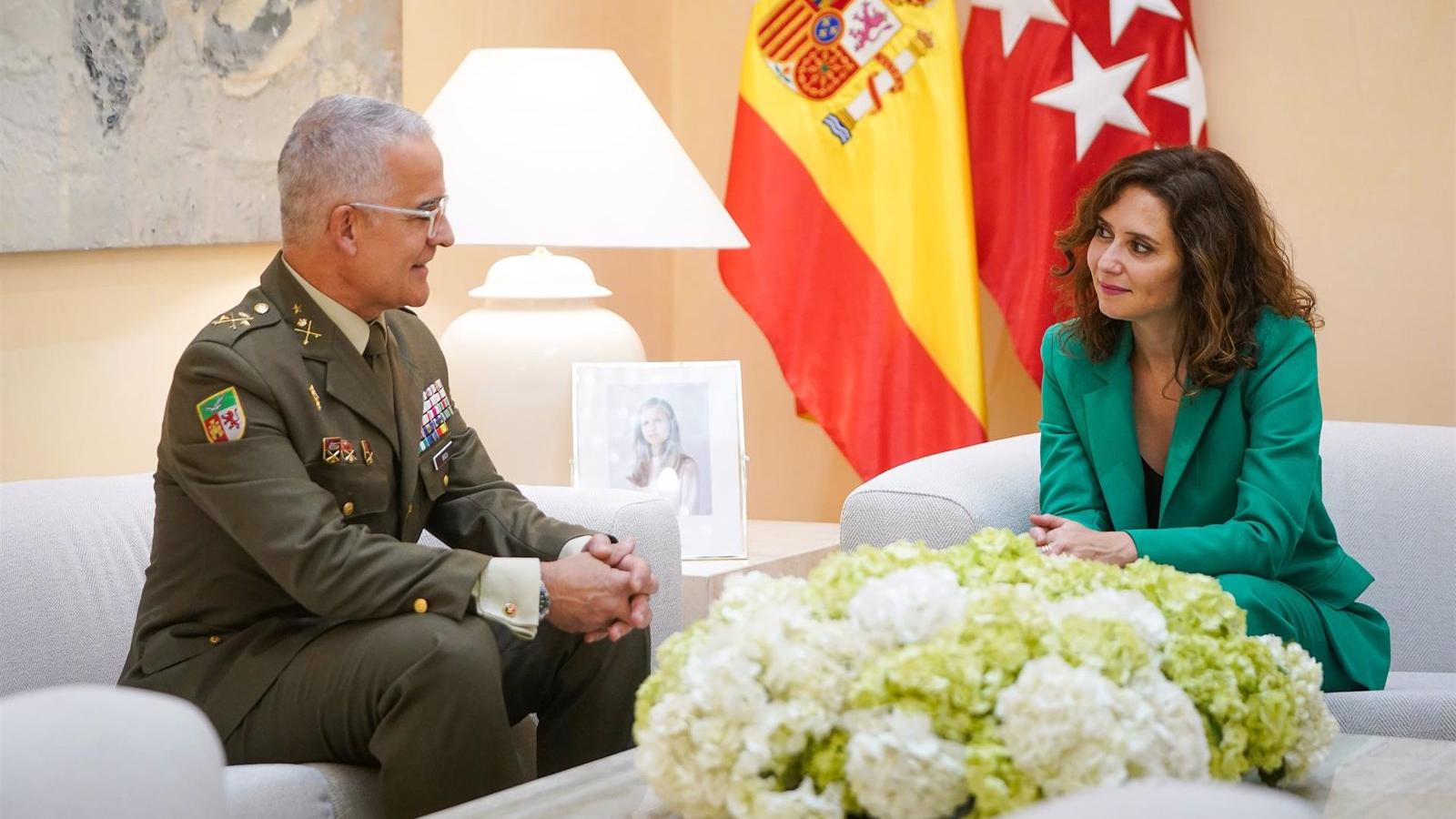 Díaz Ayuso recibe al general de división Joaquín Broch Hueso, nuevo Comandante Militar de Madrid