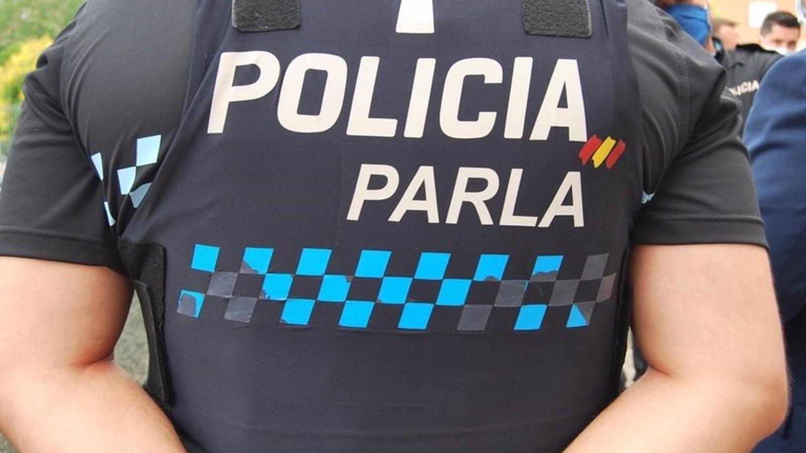 Un policía de Parla se lanza a un pozo de tres metros para salvar a un perro que se ahogaba