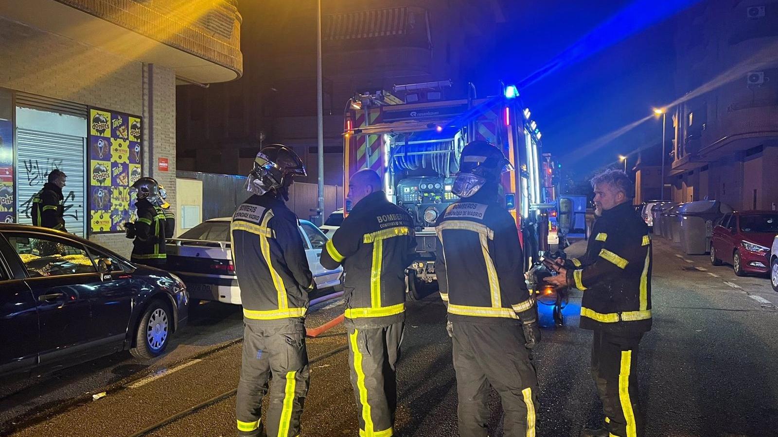 Trasladados al hospital una anciana y un bebé por inhalación de humo tras incendiarse su casa en Colmenarejo