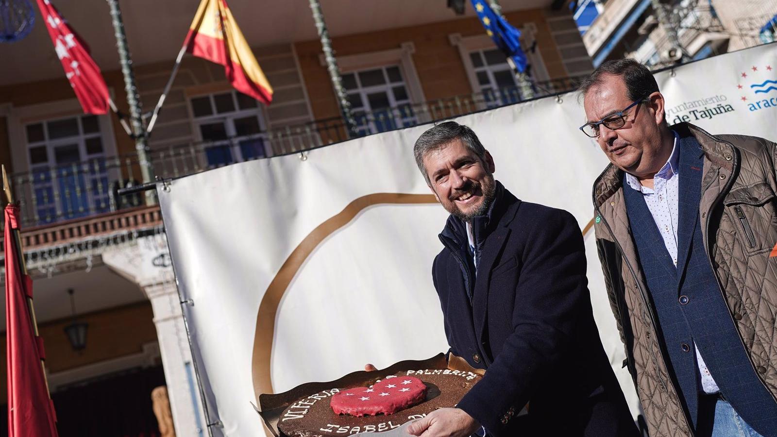 Ayuso es reconocida con la Palmerita de Oro de Morata de Tajuña por su aportación a la difusión de este dulce típico