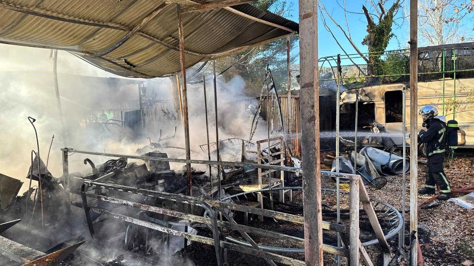 Controlado el incendio que afectó a varias parcelas del camping Caravan Garden de Aldea del Fresno