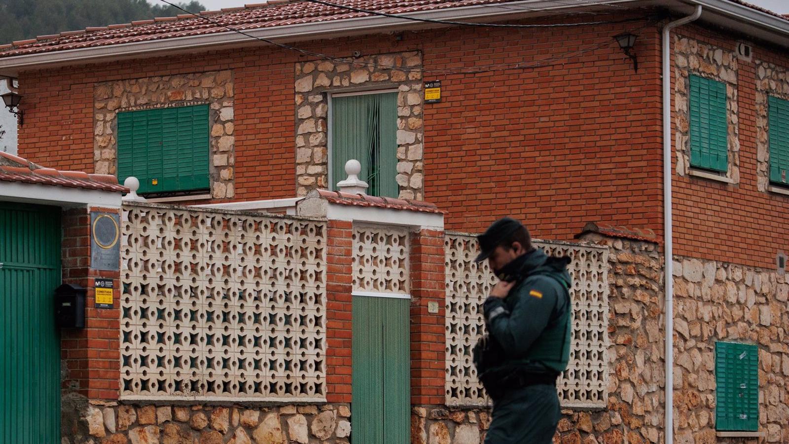 La Guardia Civil encuentra un pistola simulada en el piso de los hermanos asesinados en Morata