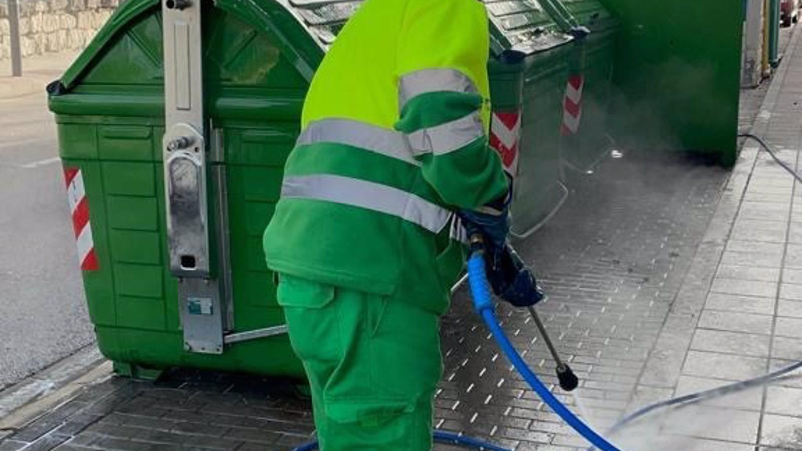 Los camiones de recogida de enseres en Galapagar cuentan ya con un kit de limpieza a presión