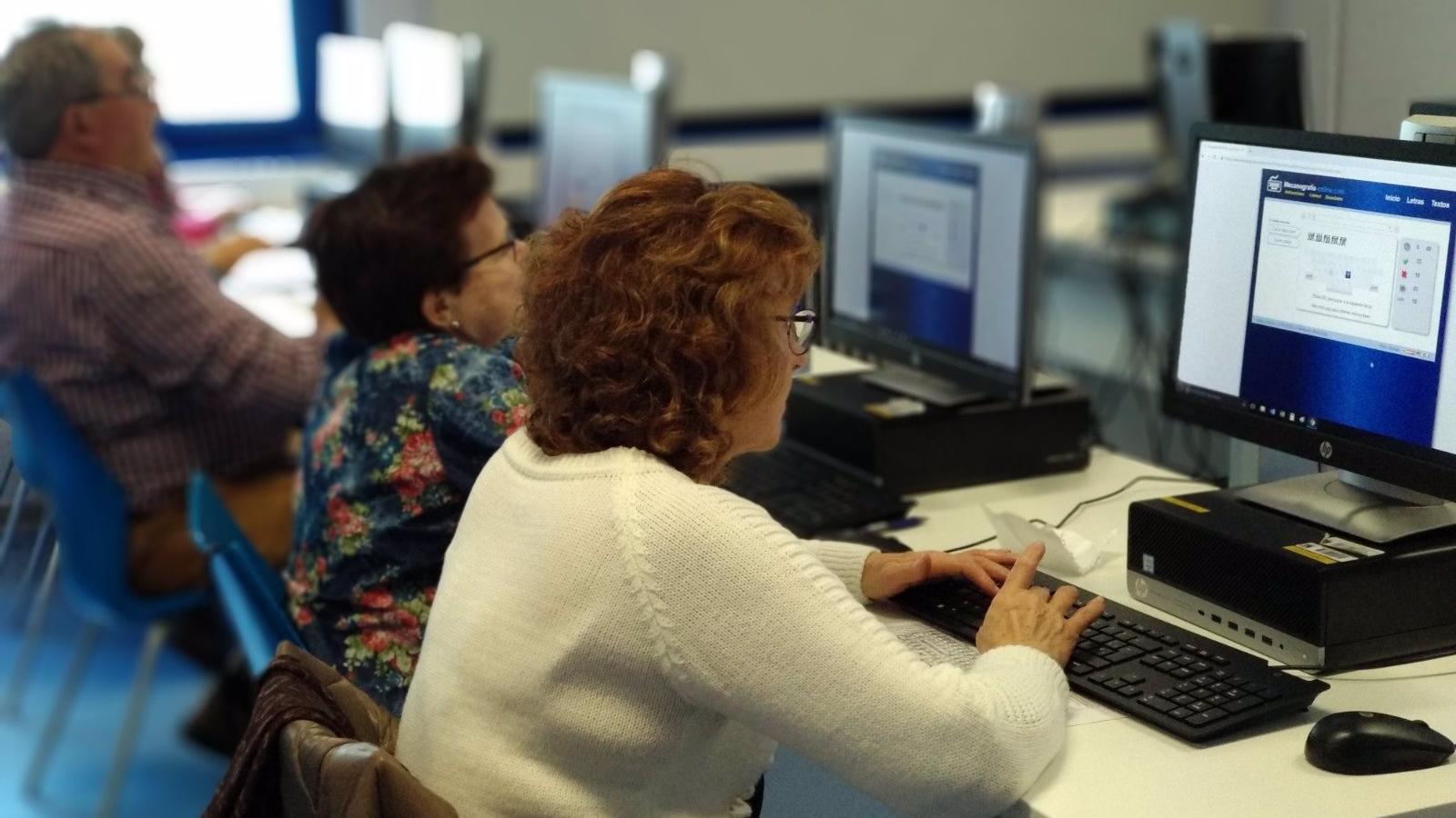 Galapagar busca jóvenes voluntarios para ayudar a los mayores en los conocimientos tecnológicos