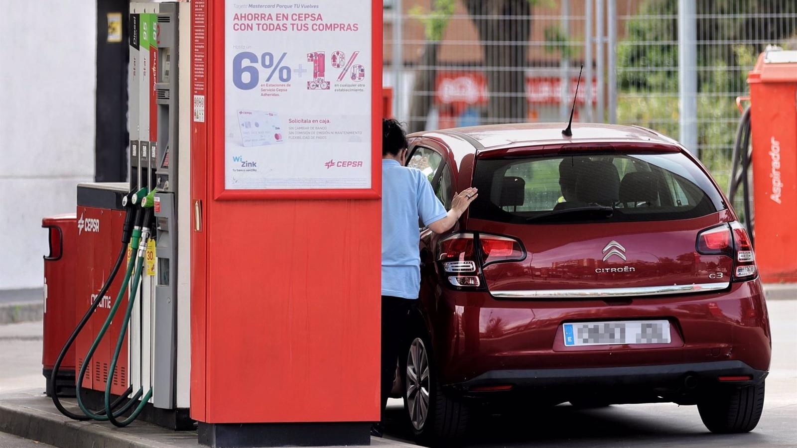 El precio de los carburantes se mantiene estable a las puertas de la Semana Santa