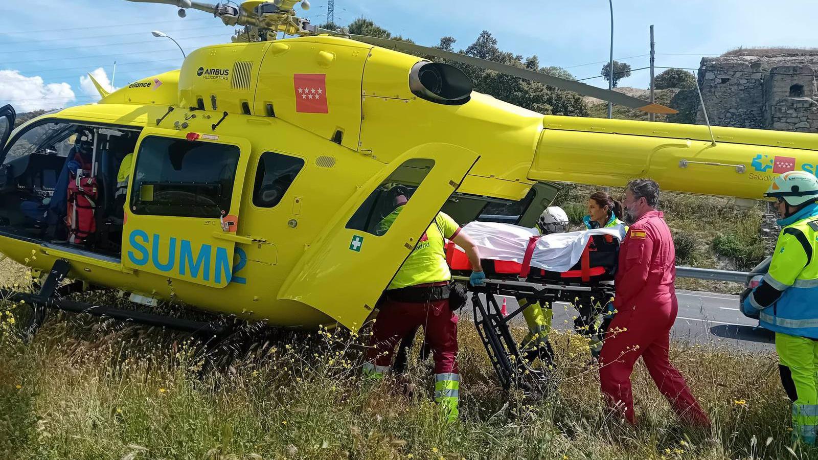 Cuatro motoristas heridos, uno muy grave, al colisionar con un turismo en Navalagamella