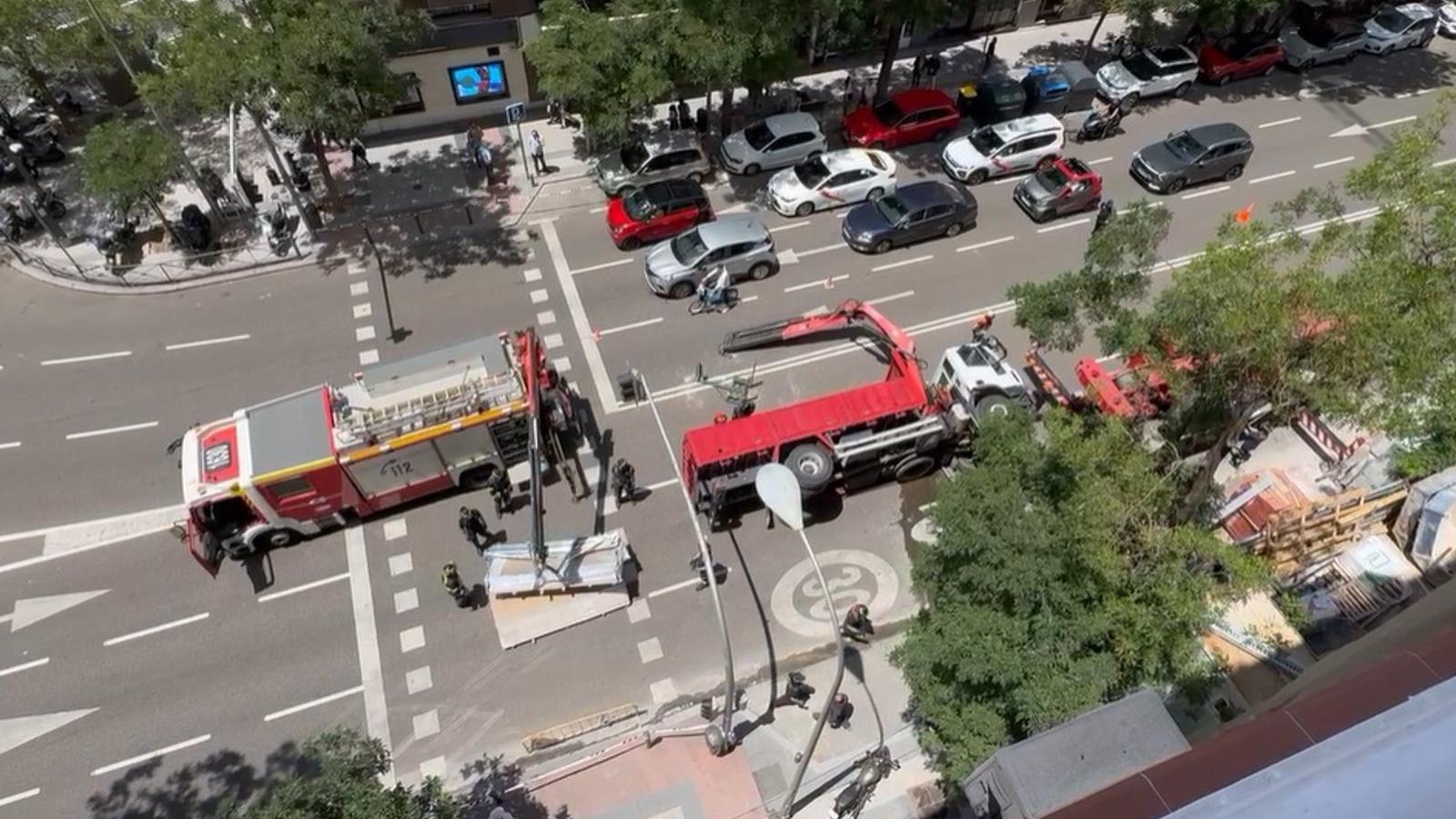 Un camión que llevaba material de construcción vuelca en la calle San Bernardo