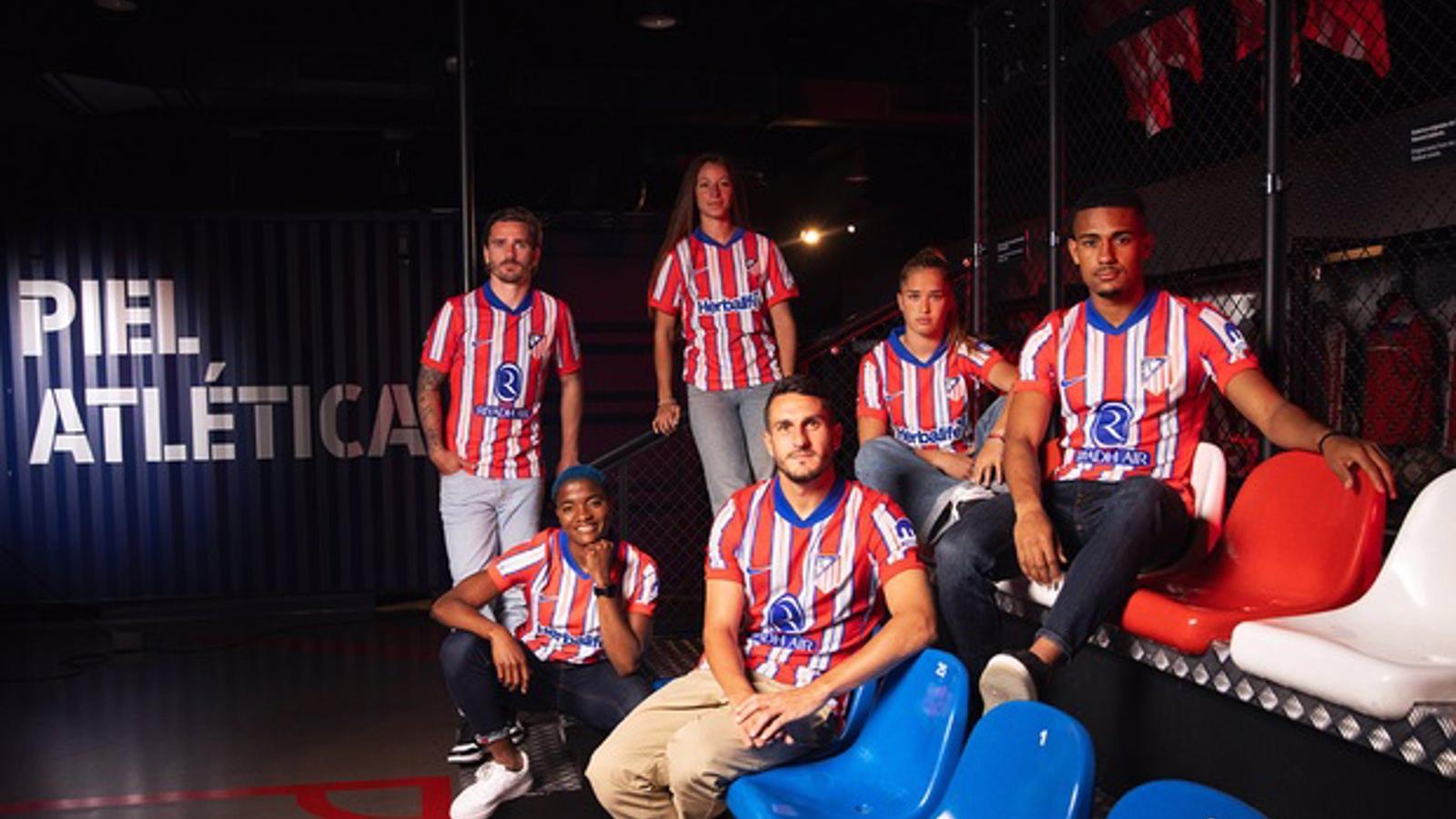 El Atlético de Madrid presenta su nueva equipación con el escudo clásico