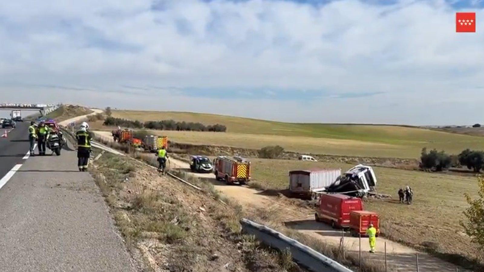 Un conductor de camión resulta herido tras precipitarse por un talud de 12 metros en la A-5