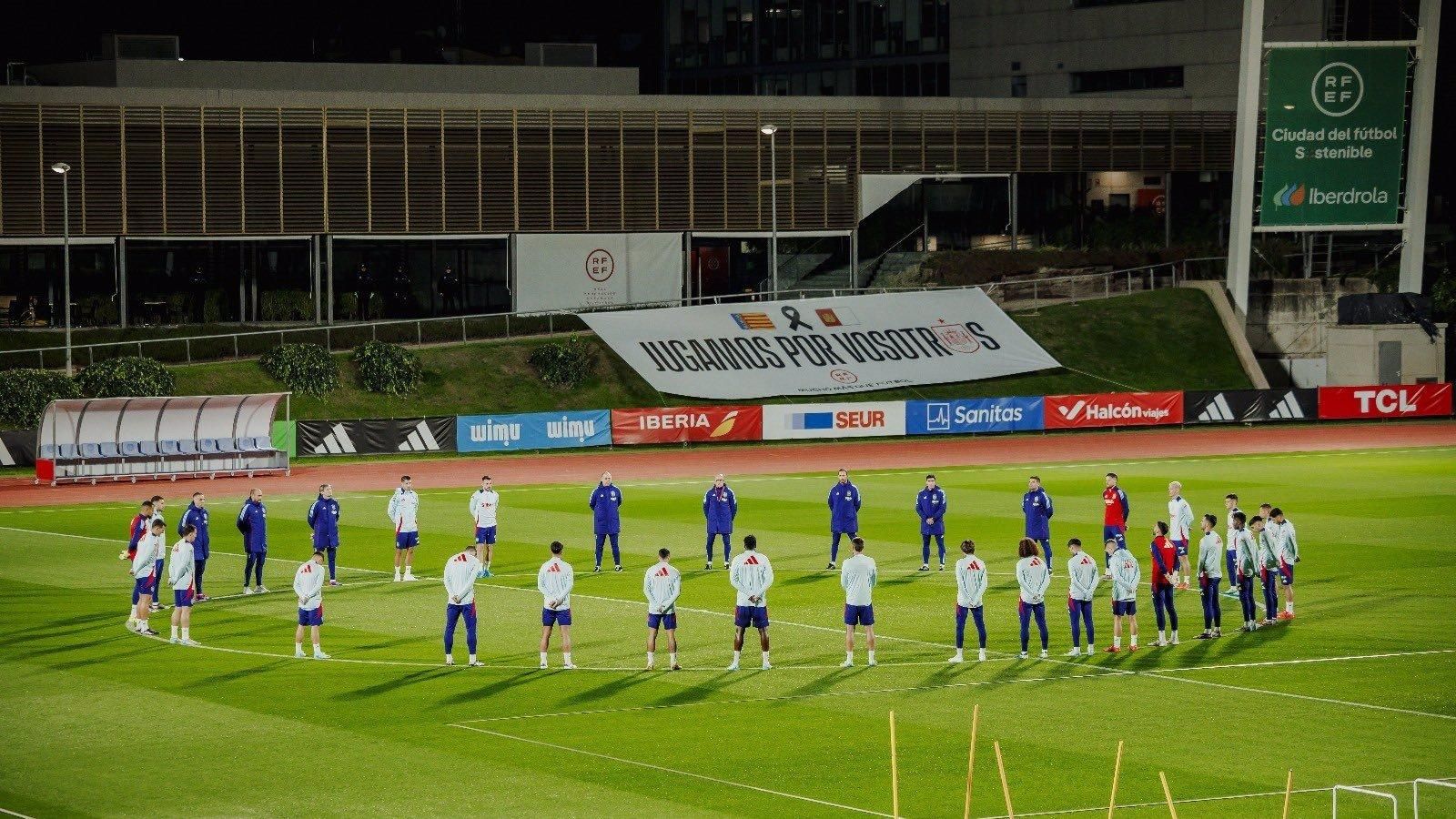 La selección se ejercita sin Morata ni Pau Torres y homenajea a las víctimas de la DANA