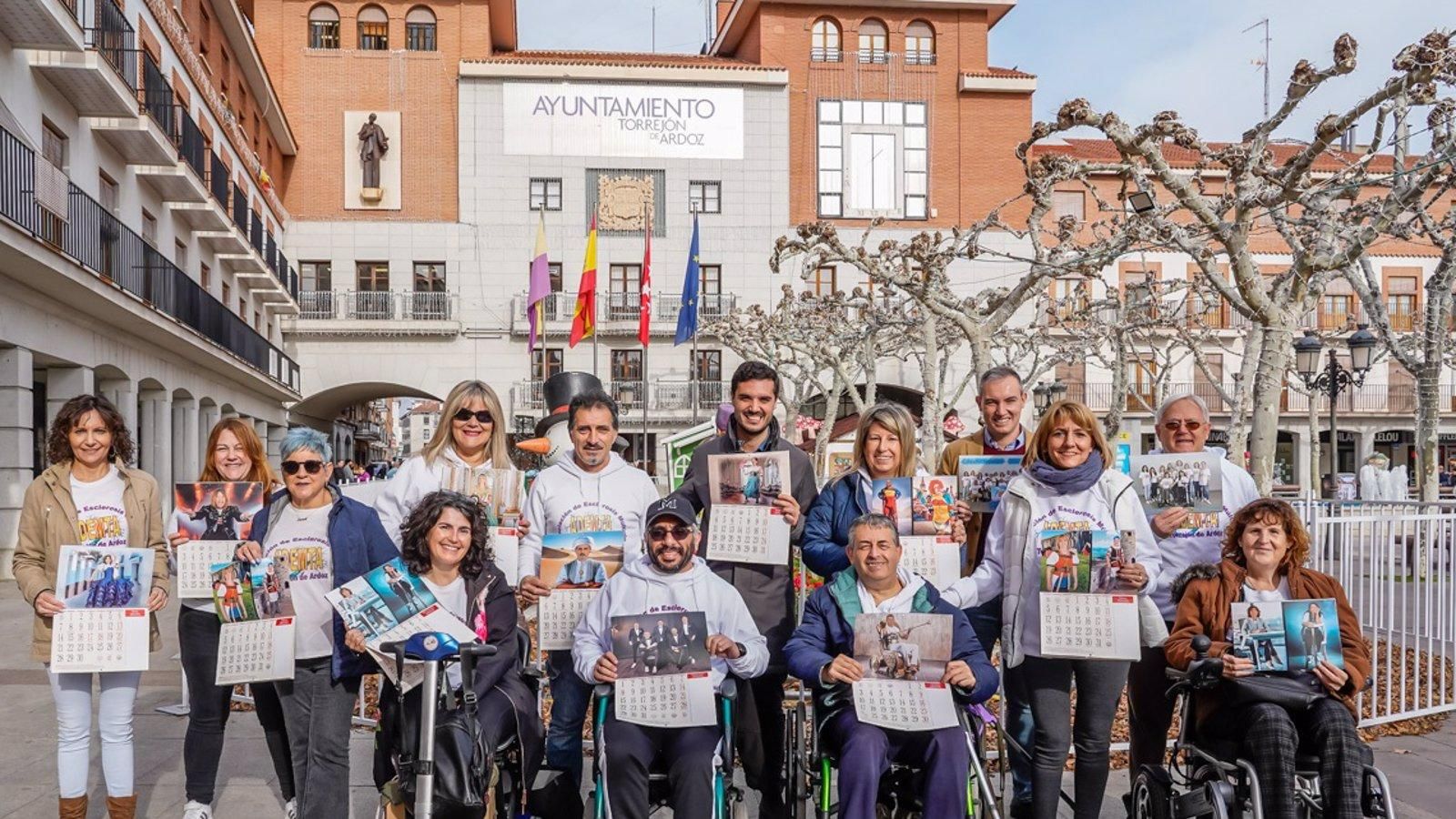 La Asociación local de Esclerosis Múltiple de Torrejón lanza su calendario benéfico por tres euros