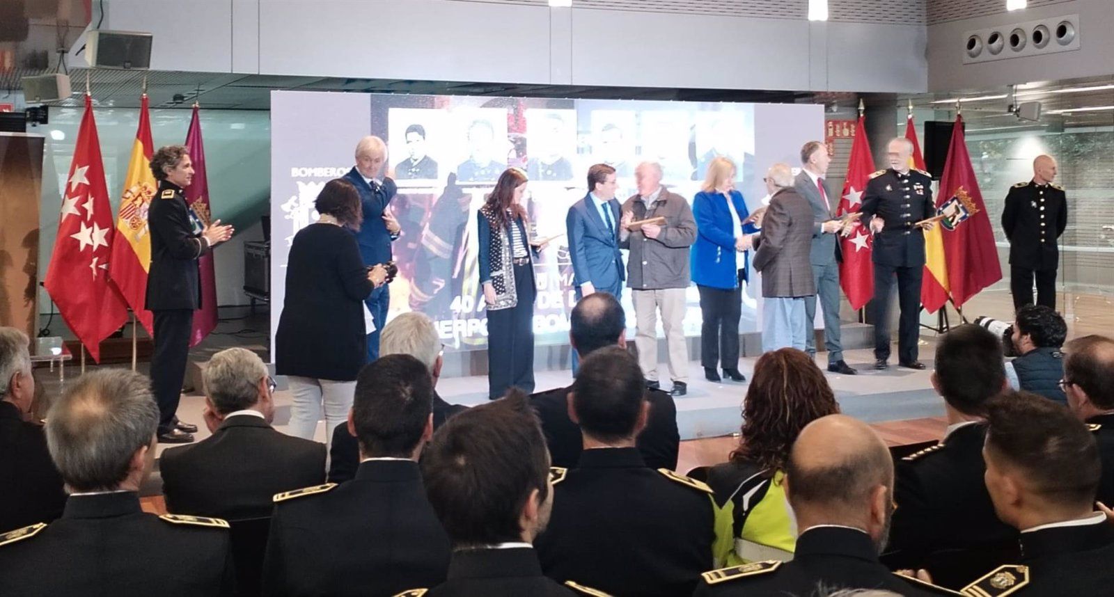 El Ayuntamiento de Madrid homenajea a sus bomberos más veteranos