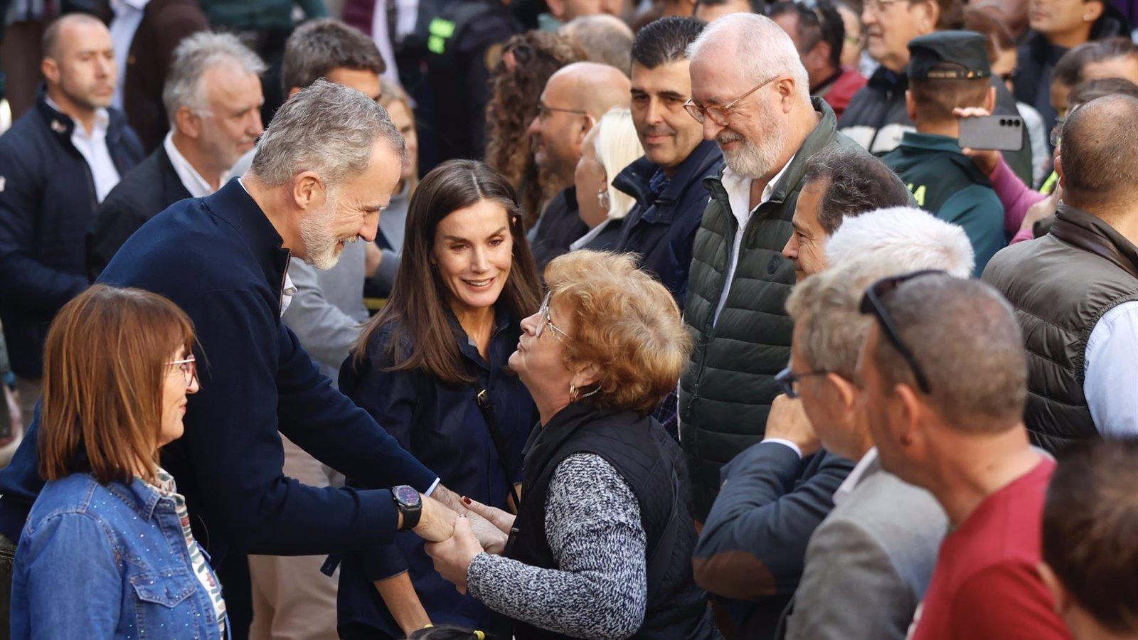 Chiva recibe a los Reyes tras la DANA con aplausos y peticiones de apoyo