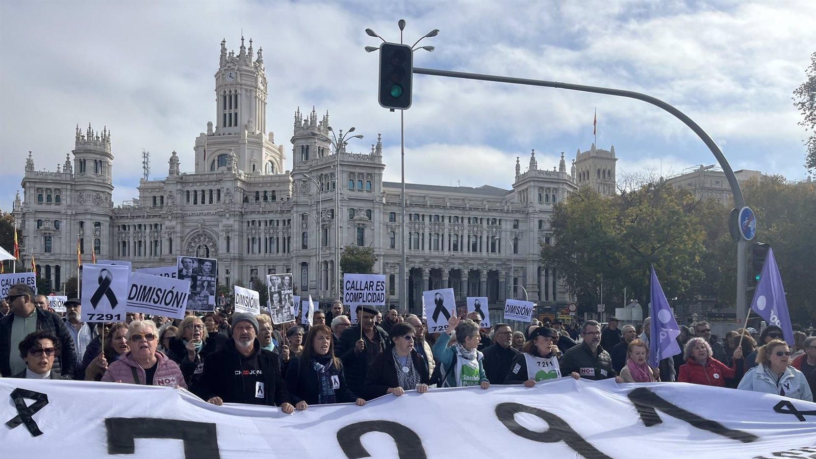 Miles de personas marchan por la Gran Vía para pedir justicia por los fallecidos en residencias durante la pandemia