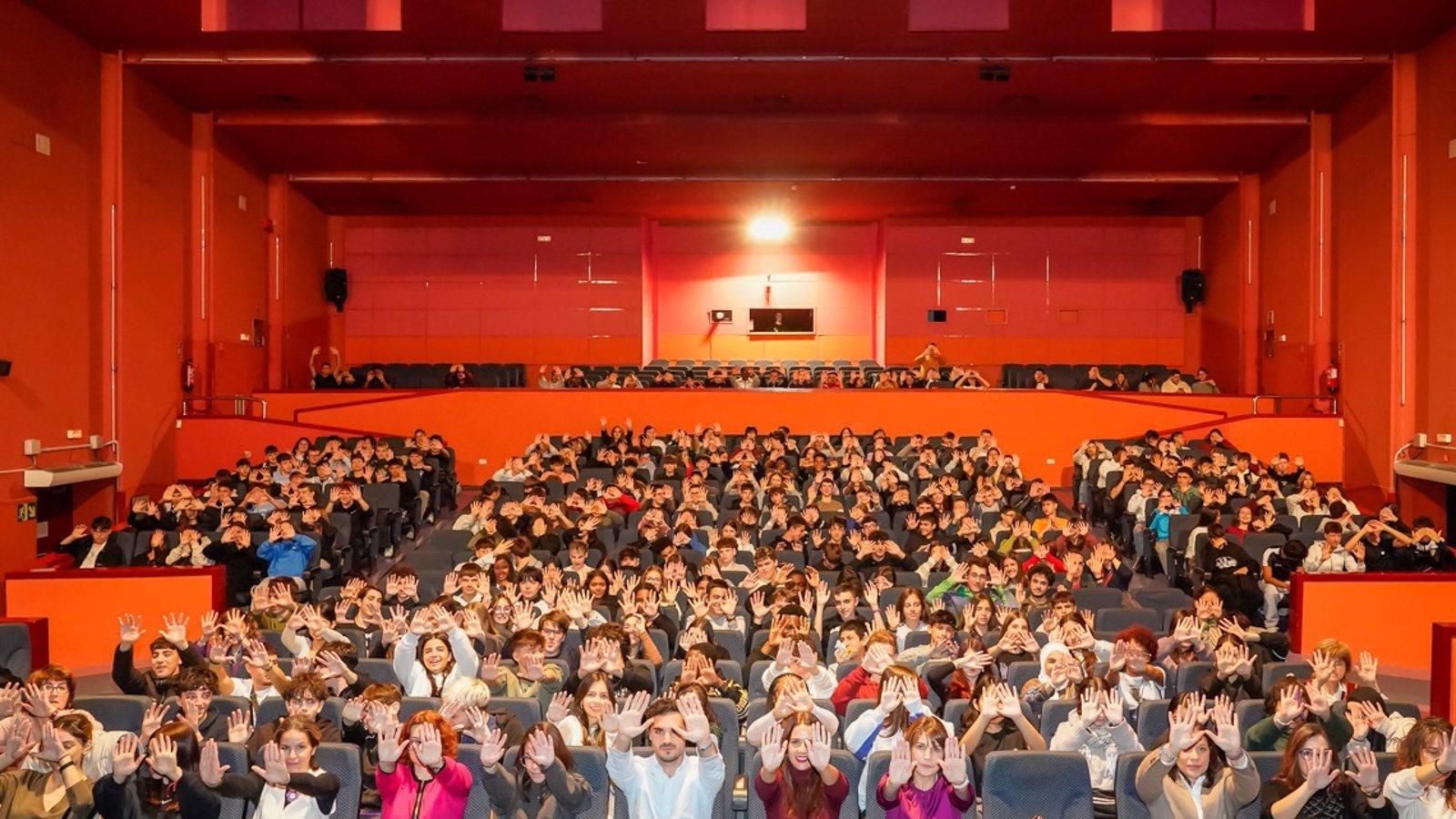 'Strad, el Violinista Rebelde' rinde tributo en Torrejón de Ardoz a las víctimas de violencia machista en el 25N