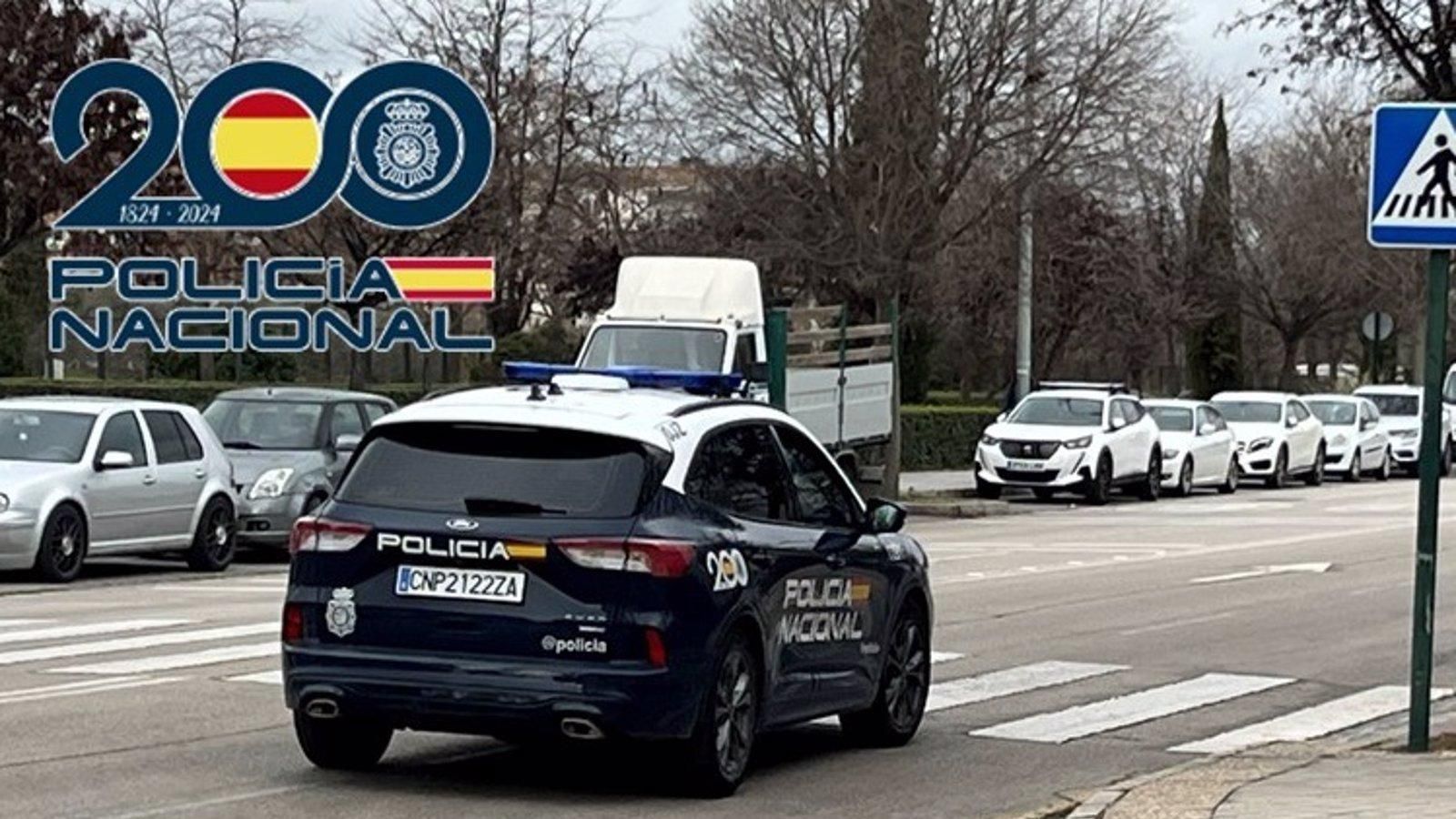 Agentes de la Policía Nacional rescatan a una menor de tres años con dificultades respiratorias en Puente de Vallecas