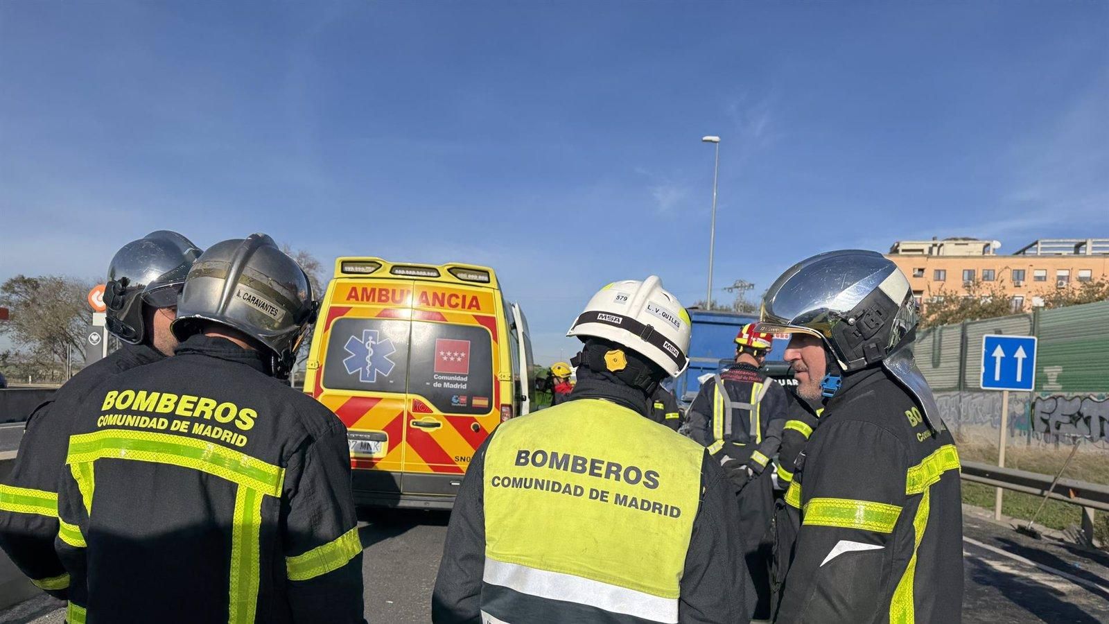 Dos guardias civiles resultan gravemente heridos tras colisión con un camión en la M-506