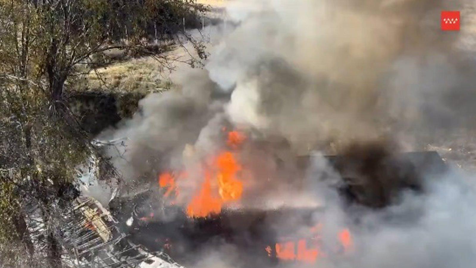 Dos heridos graves tras la caída e incendio de dos camiones en la M-50 a la altura de Pozuelo