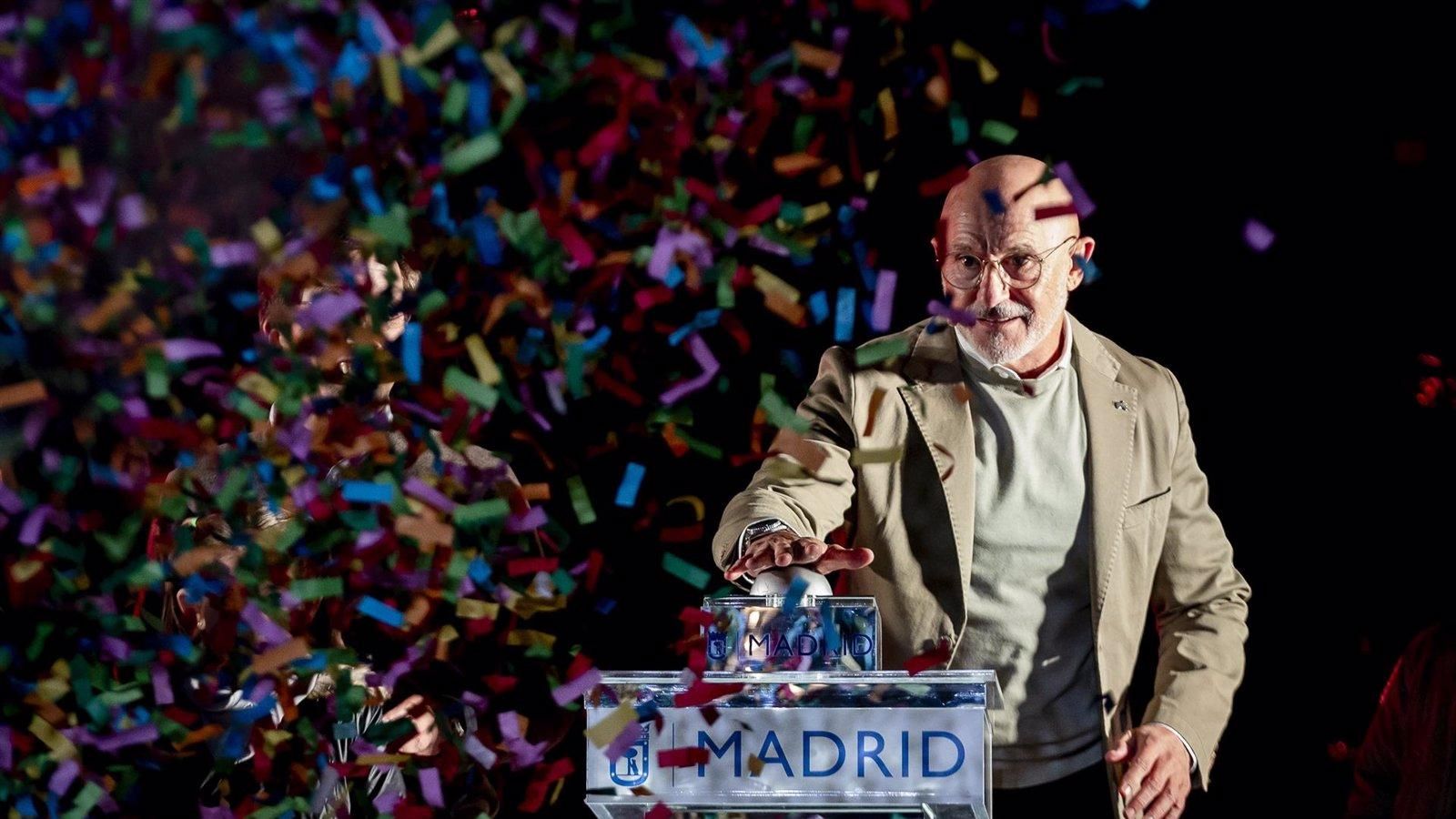 El seleccionador Luis de la Fuente inaugura las luces navideñas de Madrid