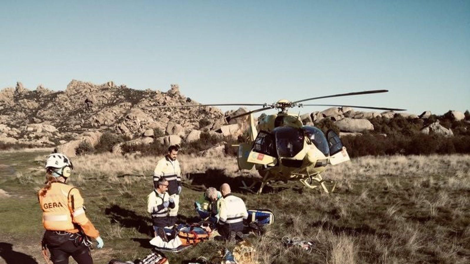 Los bomberos auxilian a un escalador en la Pedriza tras un presunto ictus