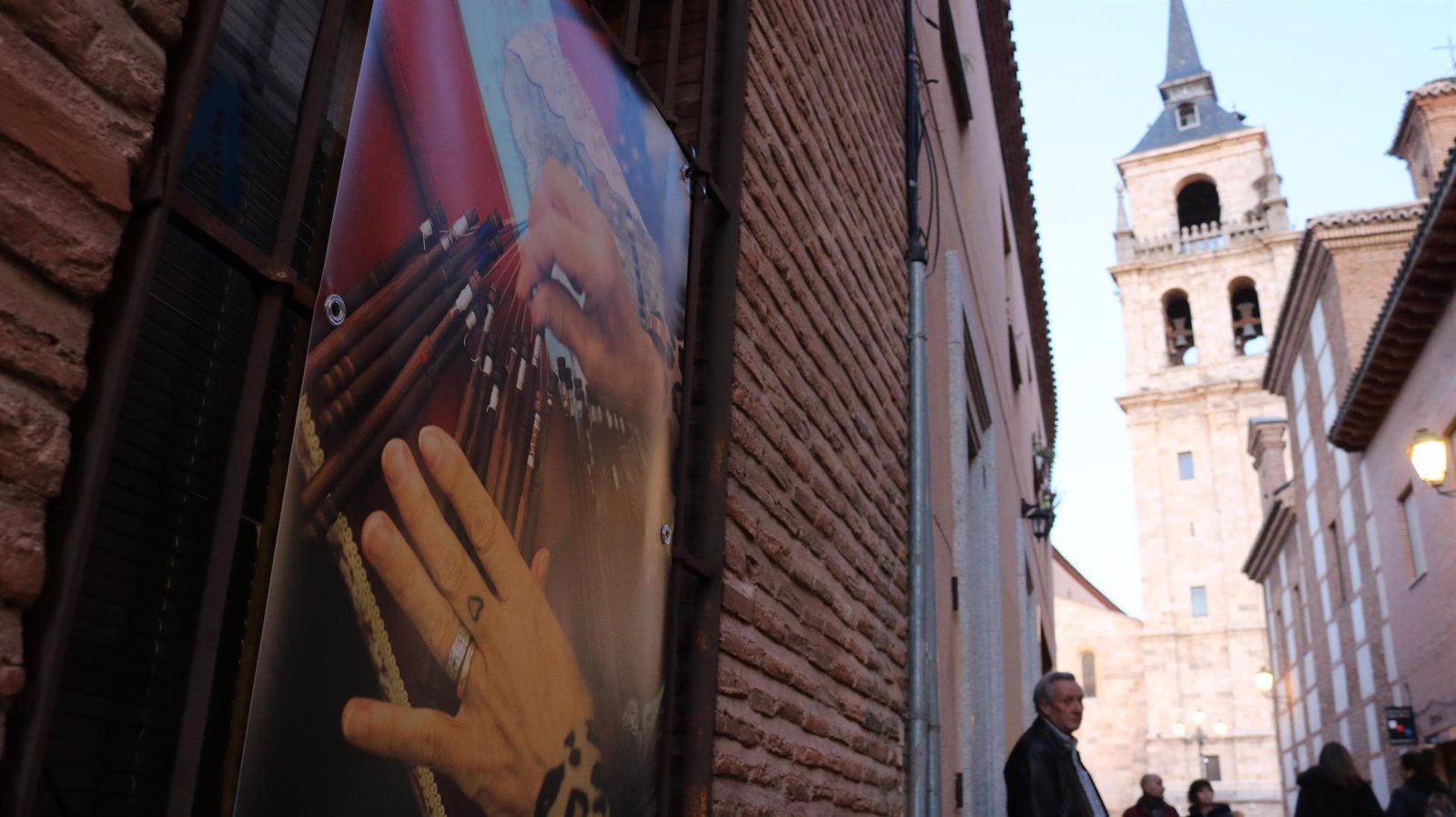 Alcalá inaugura dos exposiciones para celebrar el Día del Voluntariado