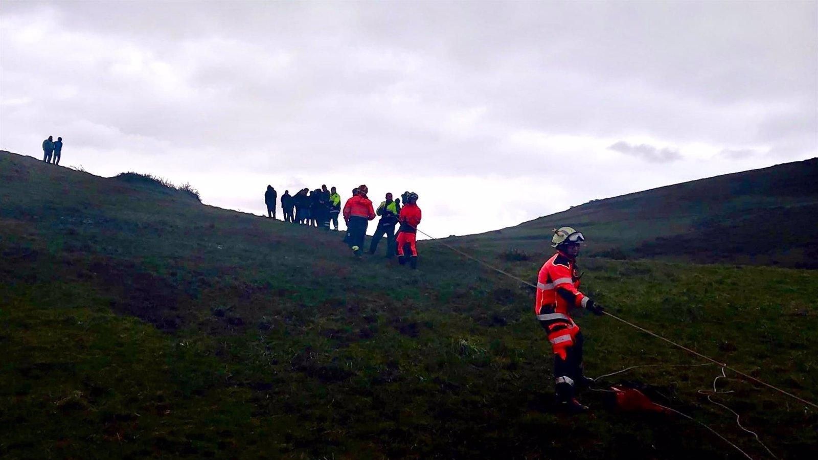 Un surfista madrileño de 30 años es rescatado tras quedar atrapado en Punta Ballota, Suances