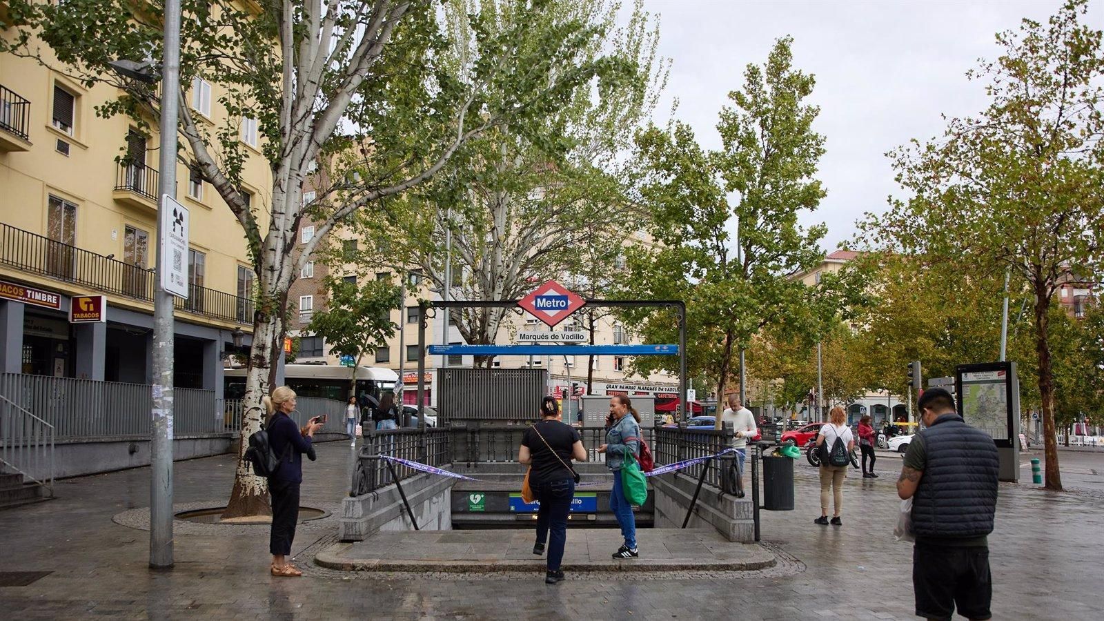 Un conductor colisiona con una farola en Marqués de Vadillo tras ser perseguido por la policía en Carabanchel