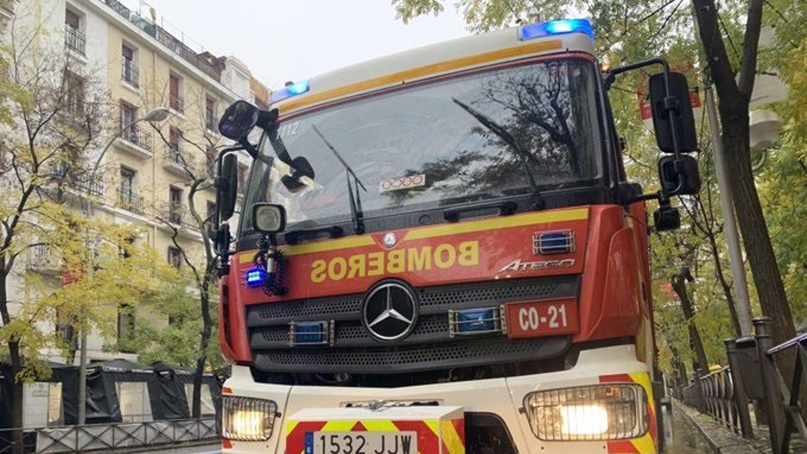 Incendian tres vehículos en una vía del barrio de Canillas