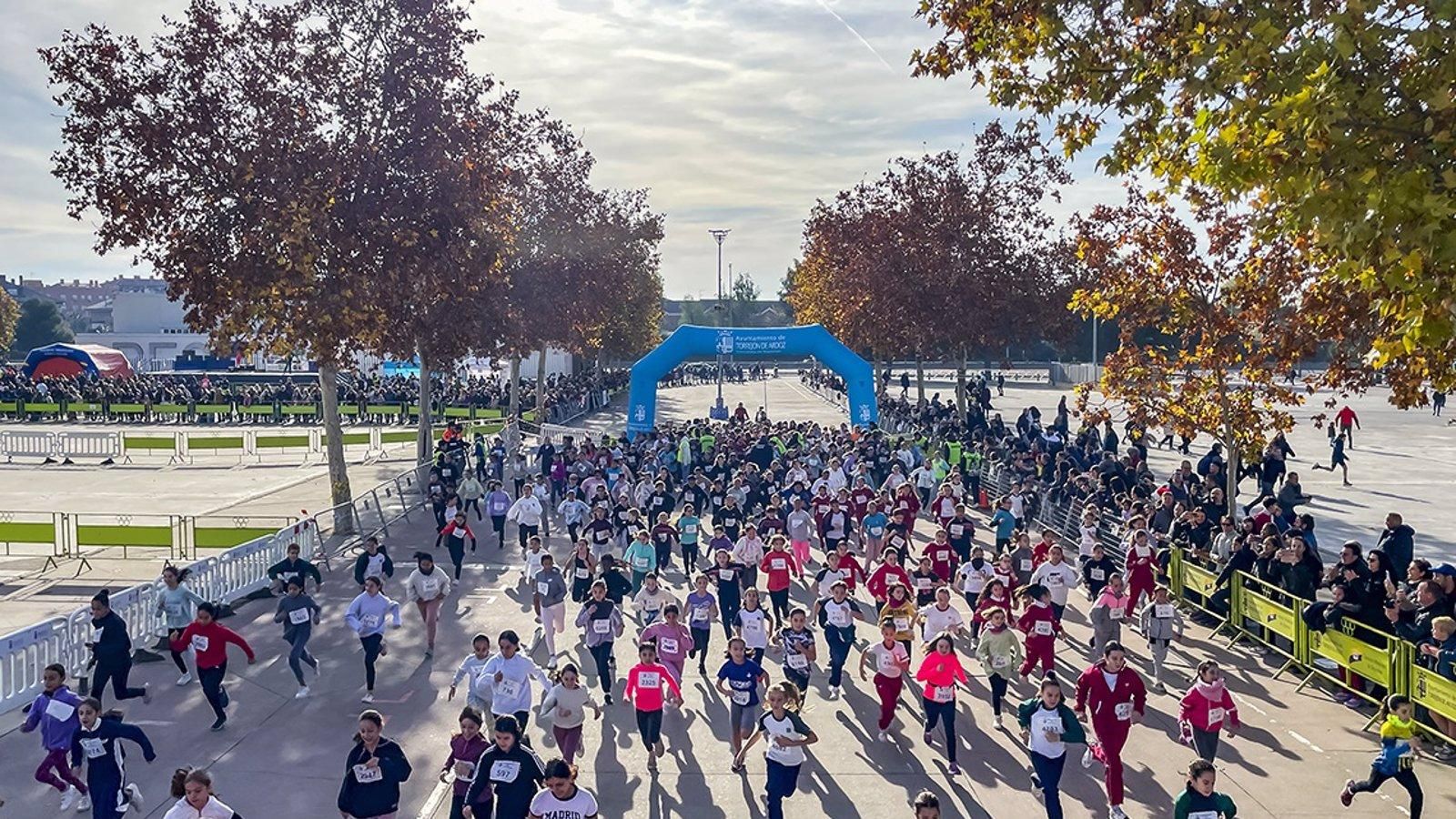 Cerca de 5.000 corredores de diversas edades participaron en la Carrera de la Constitución de Torrejón