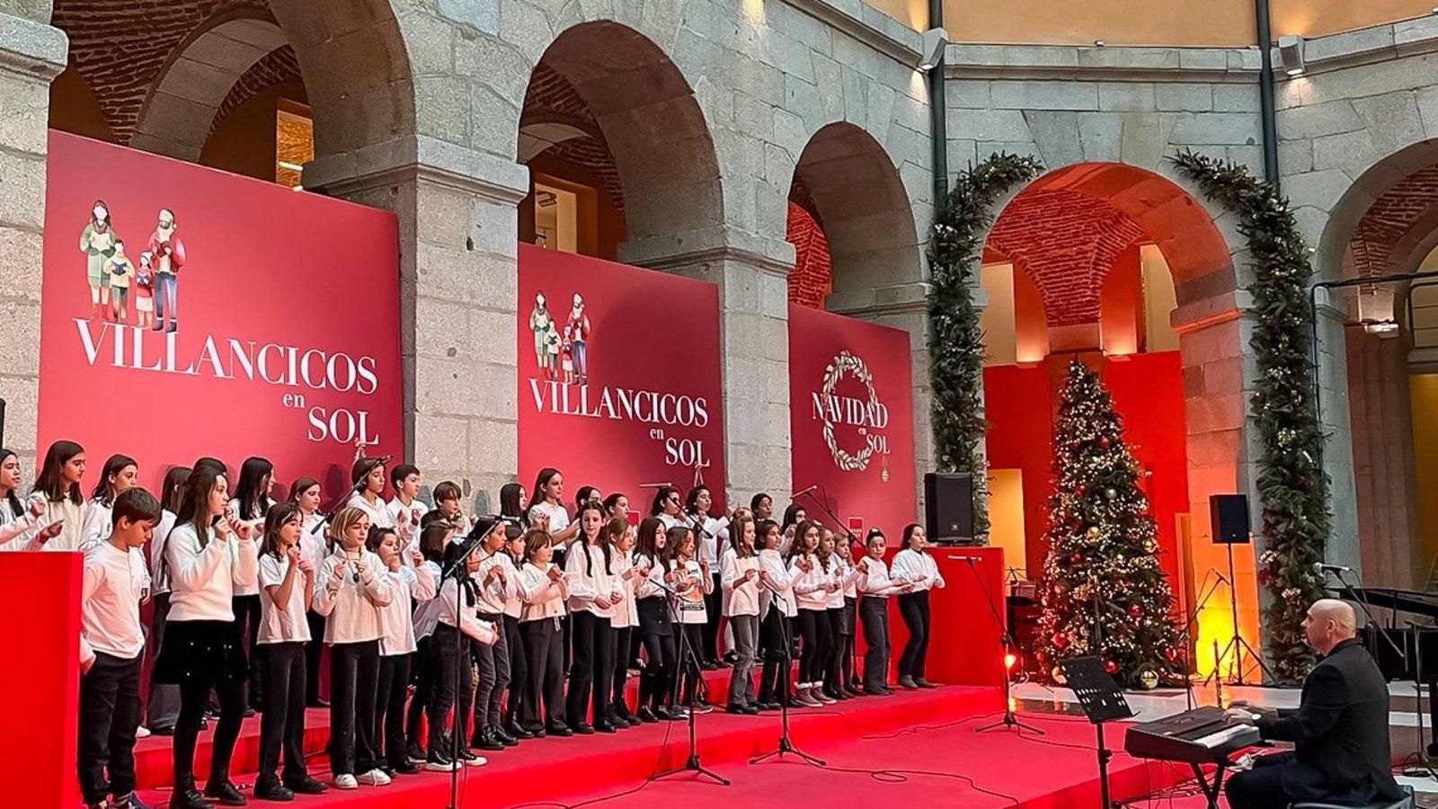 Los coros escolares de los colegios Joaquín Blume y La Zarzuela de Torrejón interpretan villancicos en la Real Casa de Correos