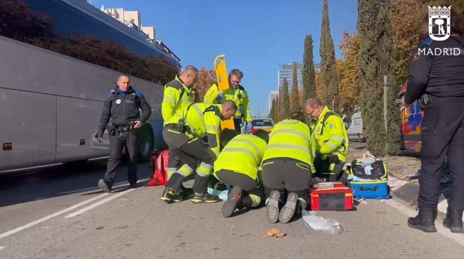 Un vehículo atropella a dos jóvenes en Arganzuela y huye del lugar