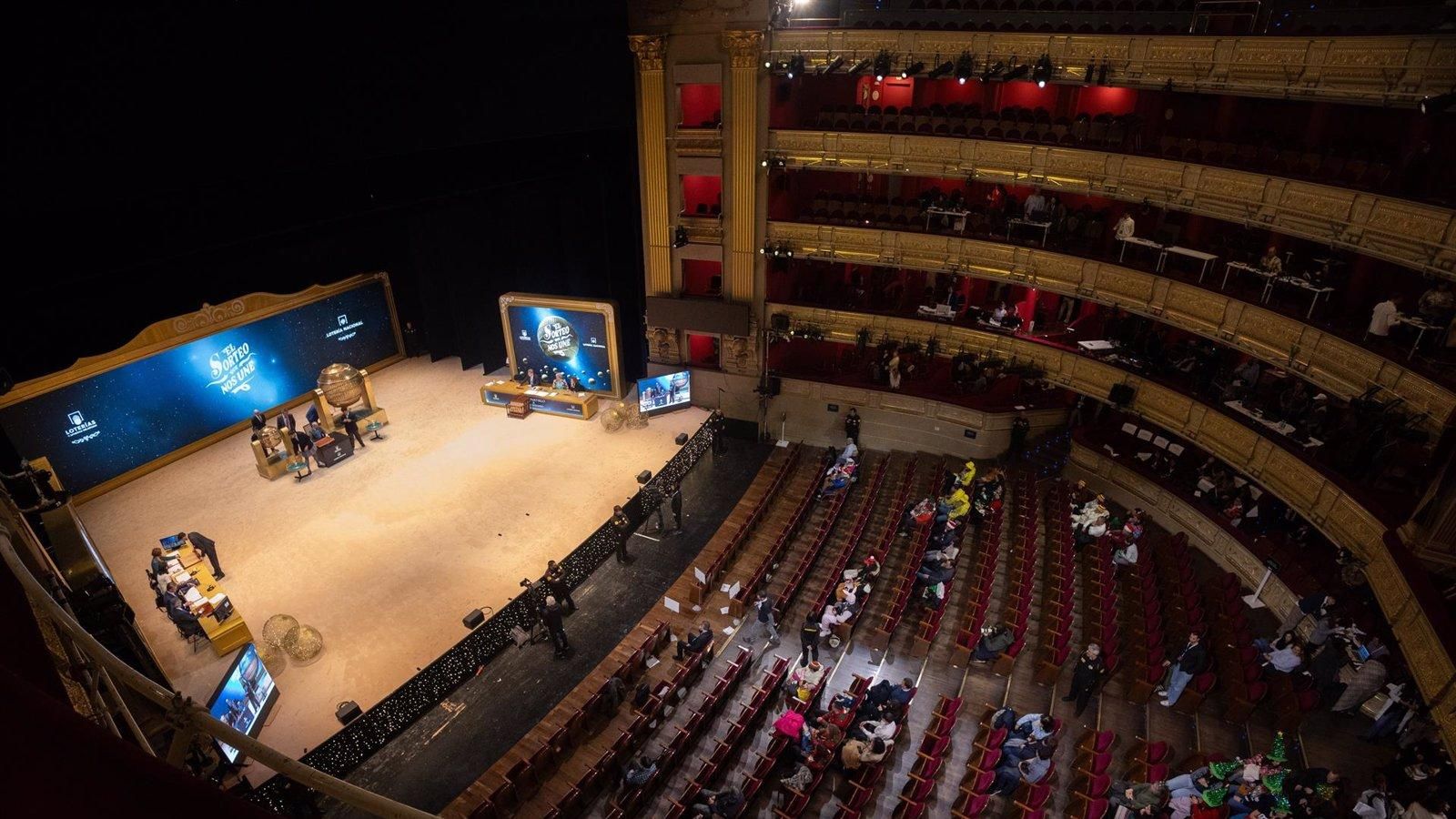 Una espectadora del Teatro Real celebra el segundo premio de la Lotería