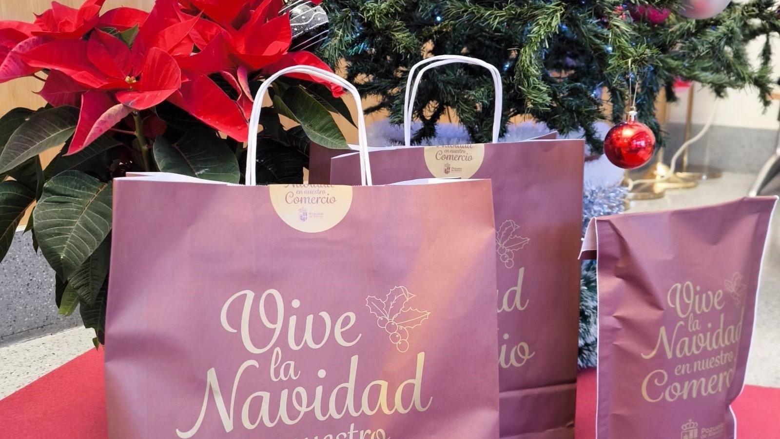 El Ayuntamiento de Pozuelo entrega packs navideños a 60 comercios locales