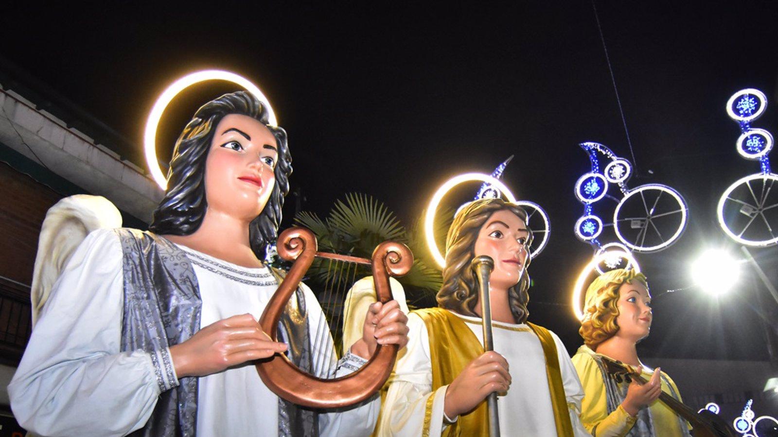 Ángeles navideños gigantes protagonizan el pasacalles de Reyes de Torrejón