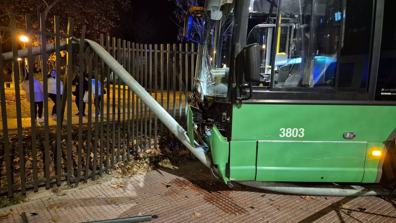 Alcalá.- Un autobús sufre un accidente en la Plaza de la Juventud sin heridos entre los pasajeros