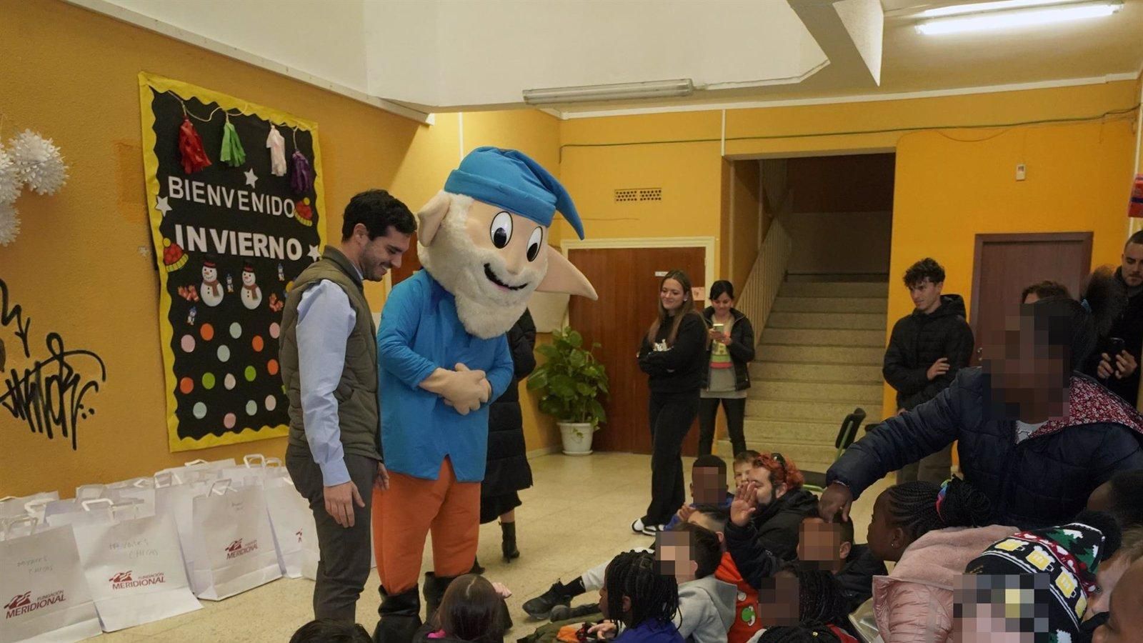 Los Guachis y el alcalde de Torrejón reparten regalos en el Comedor Escolar de Navidad