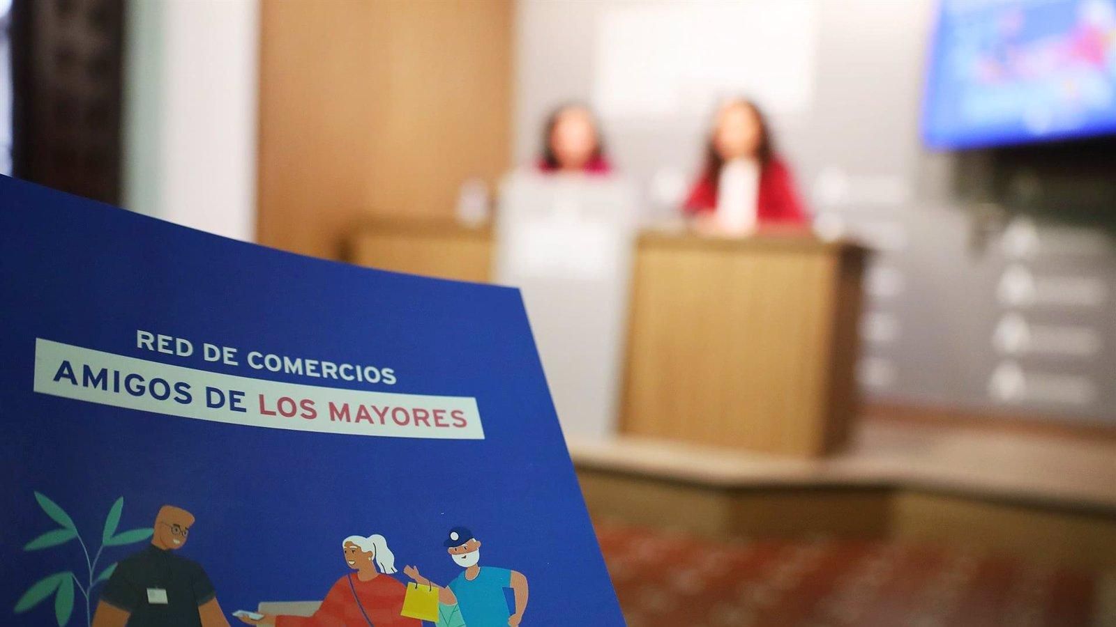 Alcalá presenta una guía con información de la Red Comercios Amigos de los Mayores