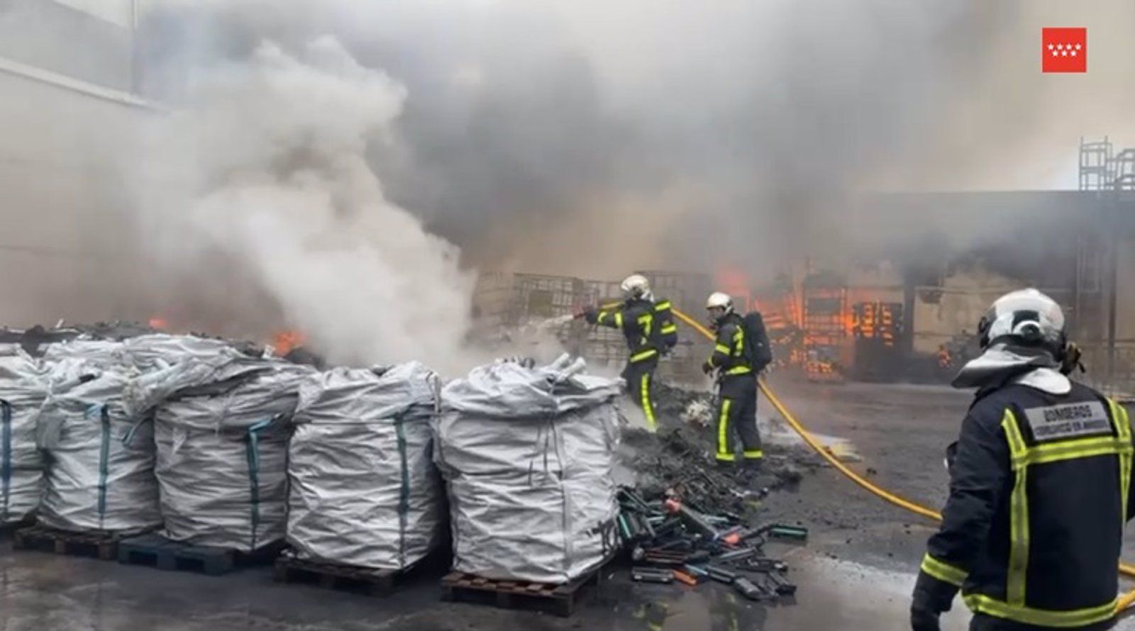 Sofocan un incendio en una nave de reciclaje en Parla