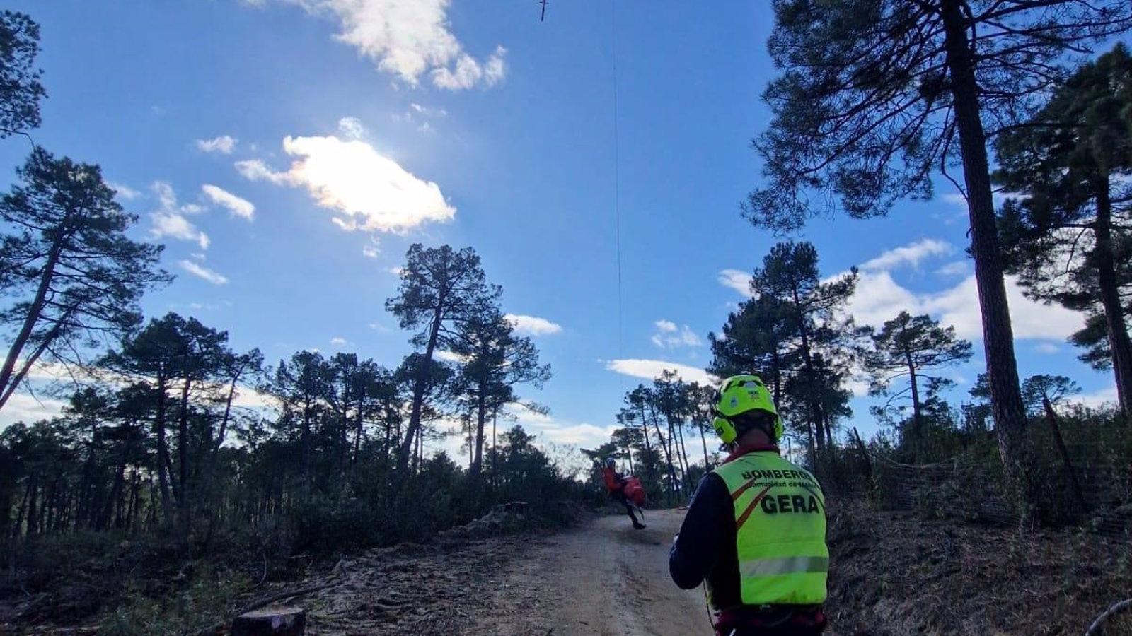 Rescatan a un motorista accidentado en la pista forestal de las Navas del Marqués