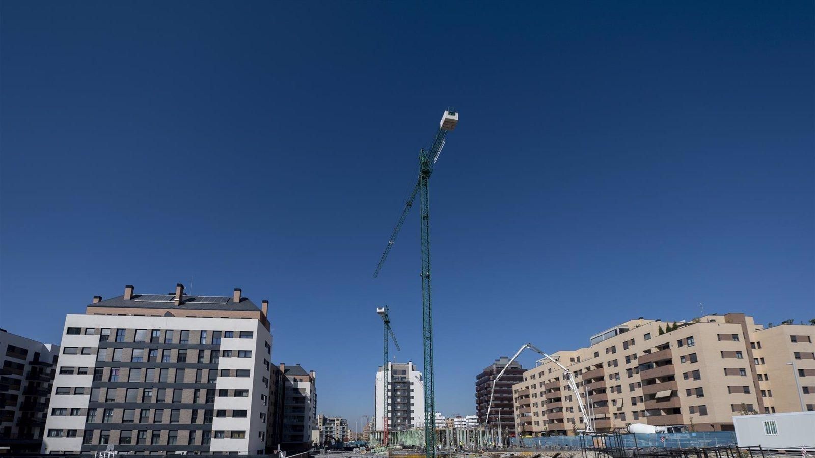 Almeida critica la Ley de Vivienda y defiende la política habitacional de Madrid